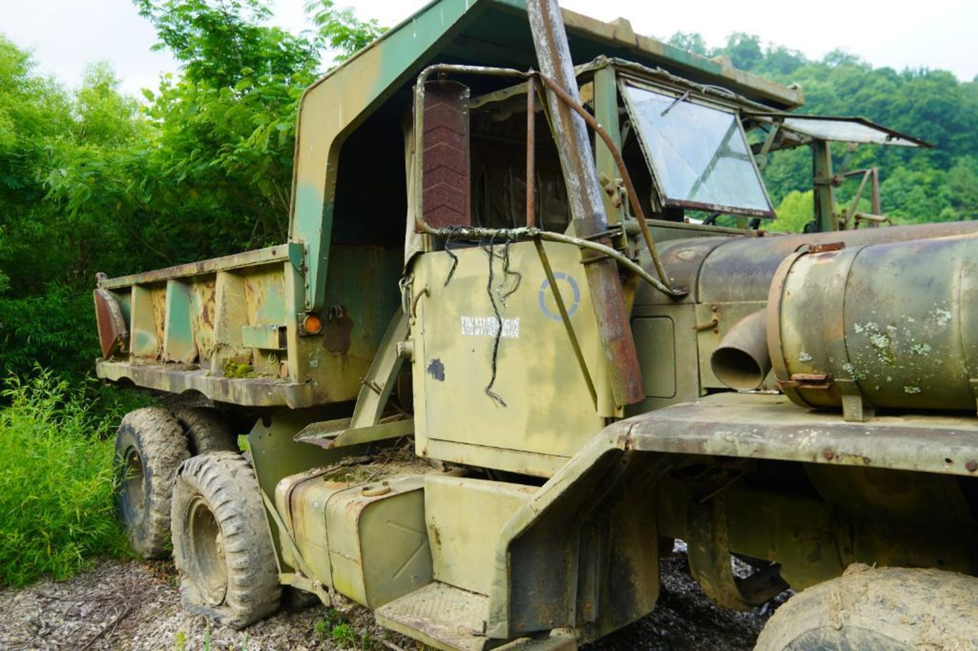 Military 6 x 6 Dump Truck - Image 9 of 50