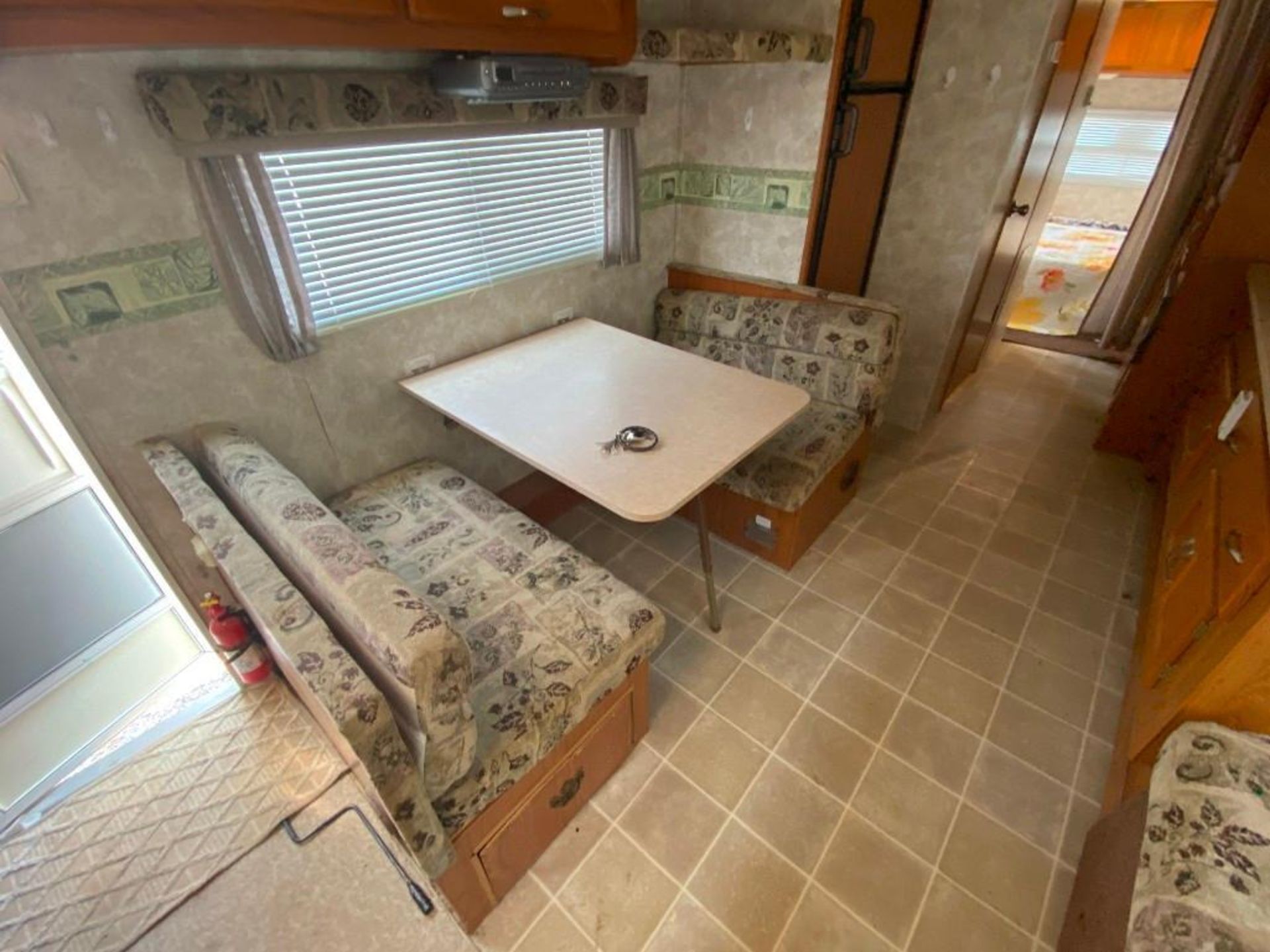 2005 Coachmen RV - Image 22 of 33