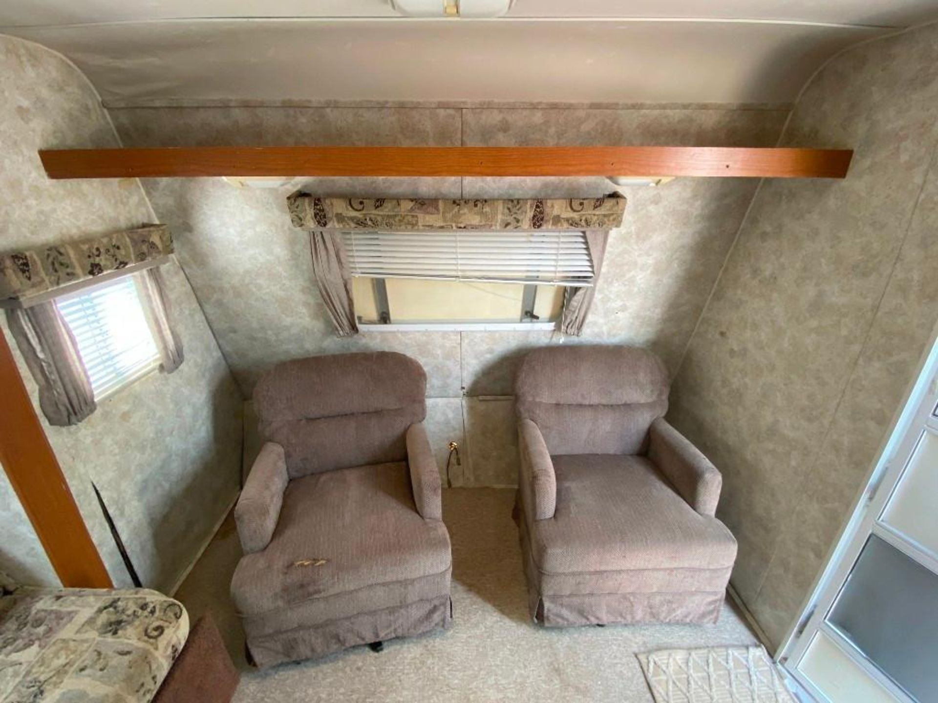 2005 Coachmen RV - Image 23 of 33