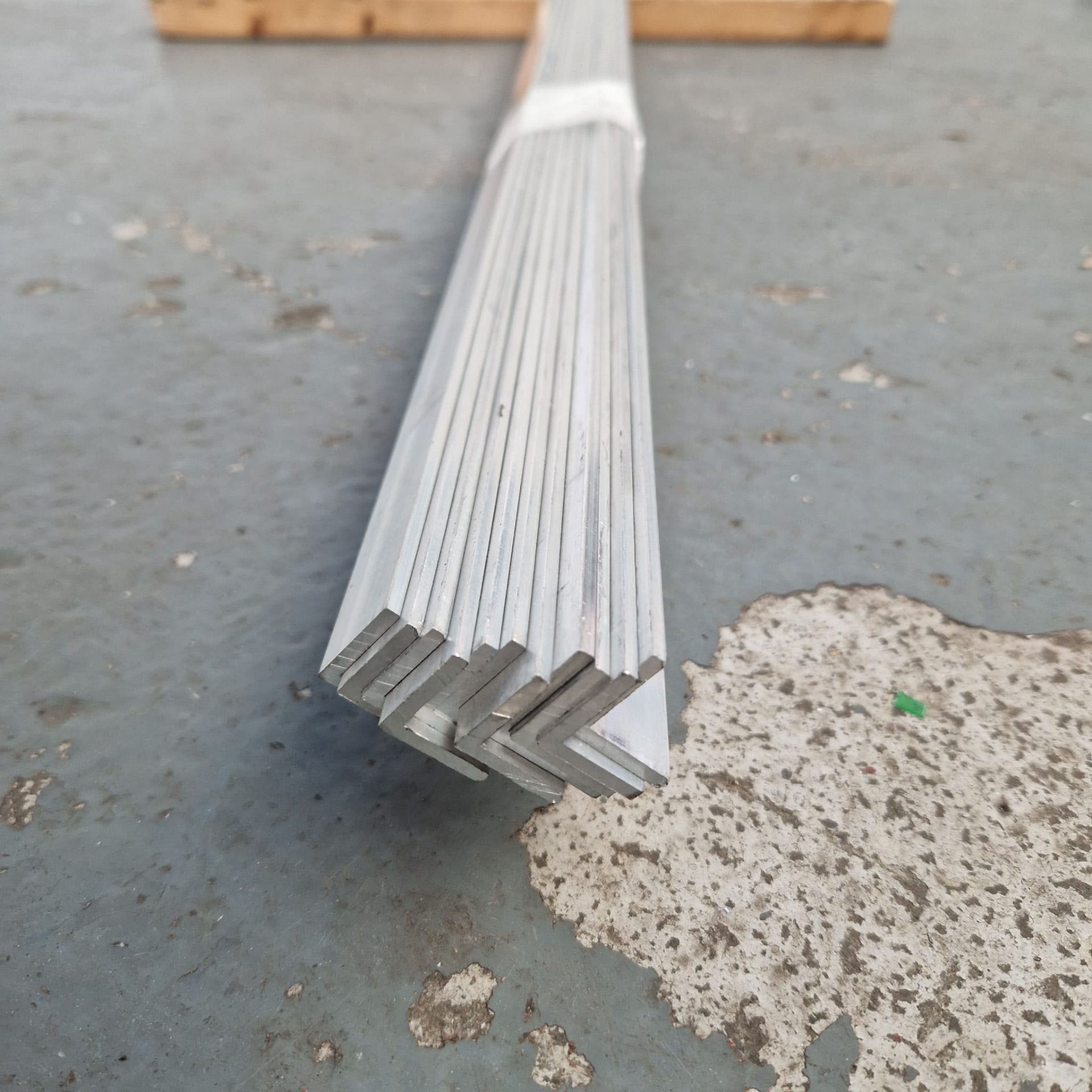 11 x Lengths of Aluminium 'L' Shape Angle Plate. Length: 5000mm. Dimensions: 22 x 22 x 3mm. - Image 4 of 7