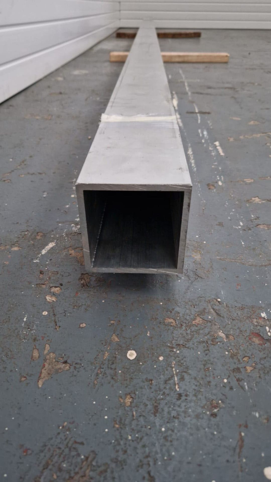 One Square Aluminium Tube. External Size 4" x 4". Thickness: 1/4". Length: 5000mm
