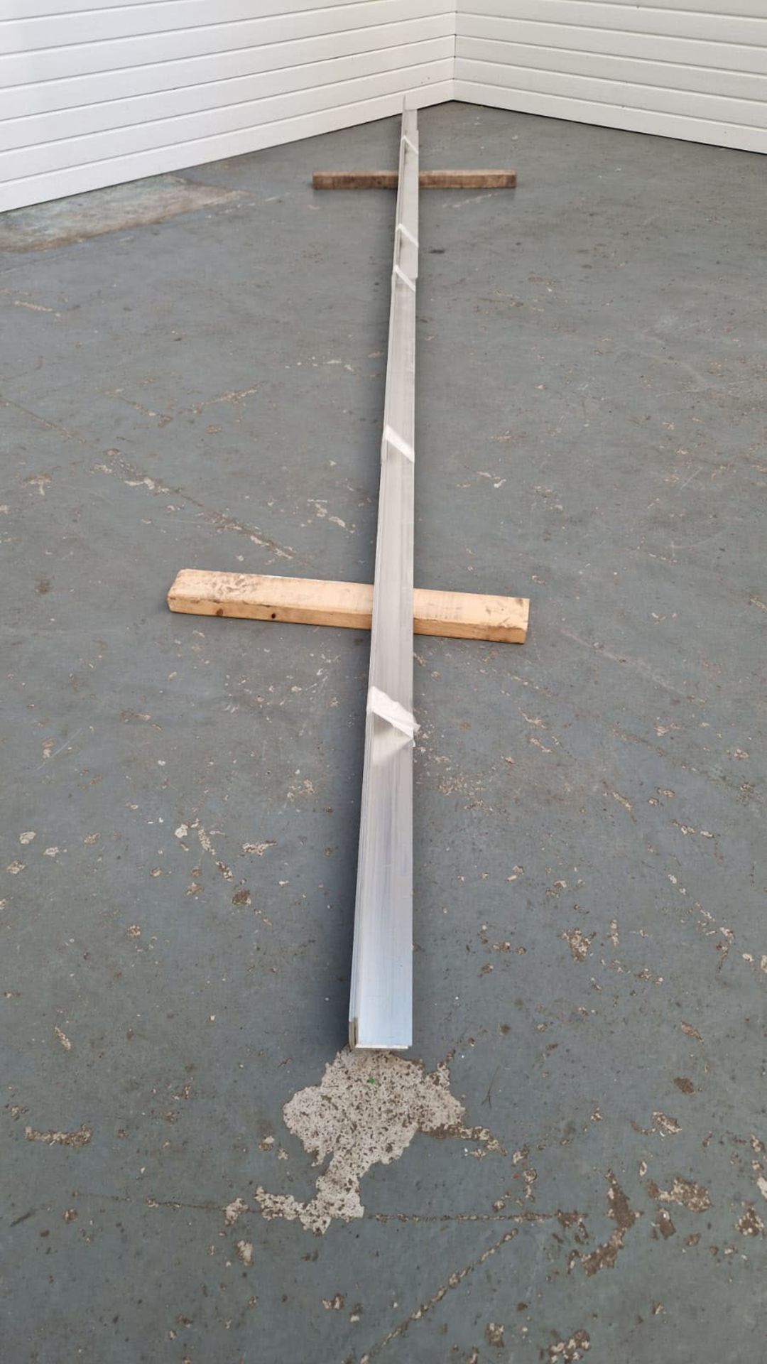 3 x Lengths of Aluminium 'L' Shape Angle Plate. Dimensions 2 1/2" x 2 1/2" x 1/8". - Image 3 of 5