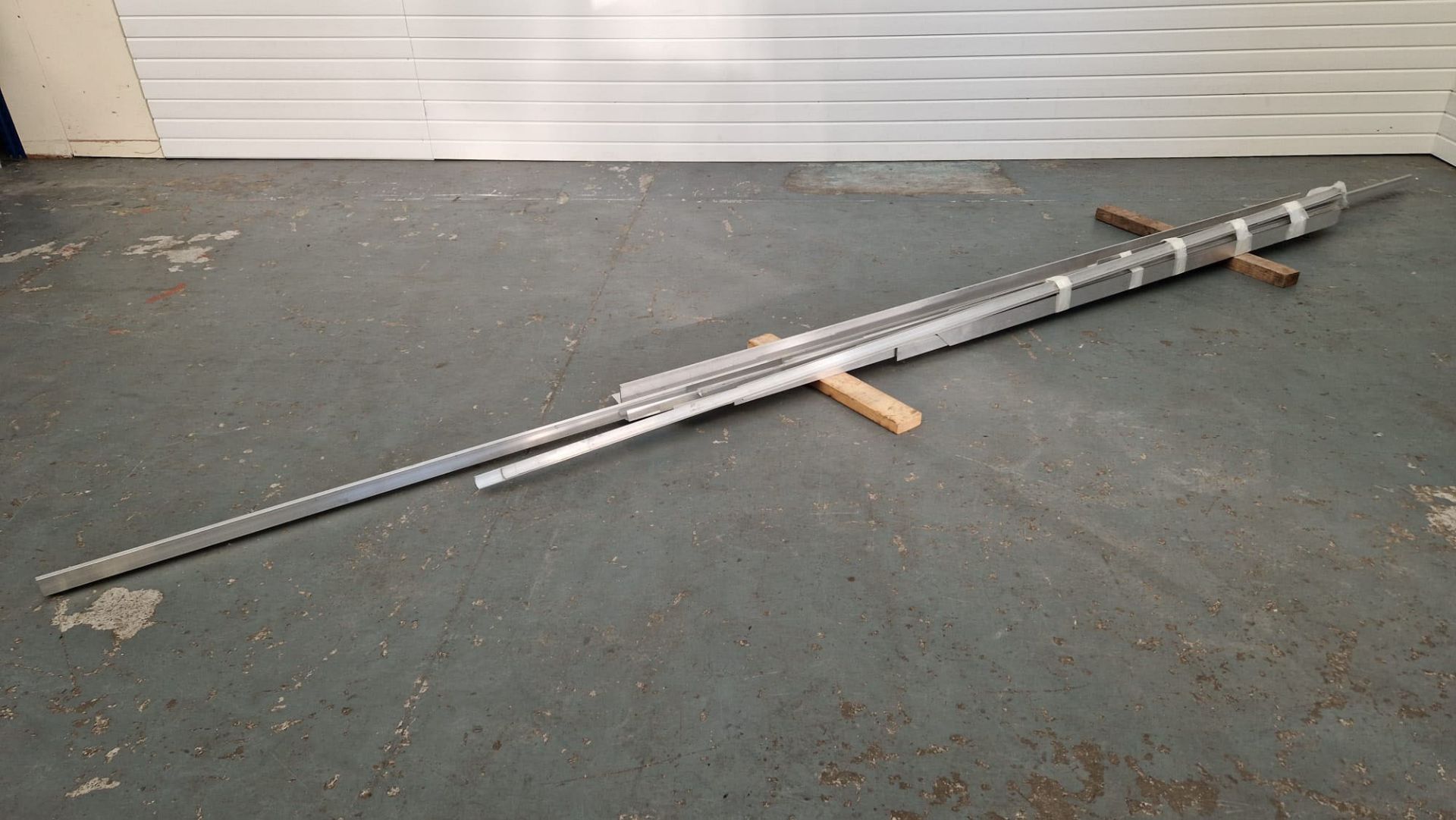 Approx 20 x Length of Aluminium 'L' Shape Angle Plate. Various Lengths & Sizes. - Image 5 of 5