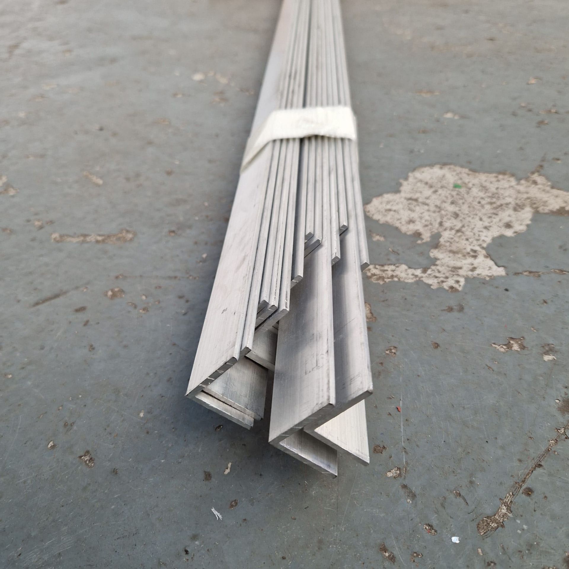 13 x Lengths of Aluminium 'L' Shape Angle Plate. Dimensions 1 1/2" x 1 1/2" x 1/8". Length 5000mm. - Image 3 of 3