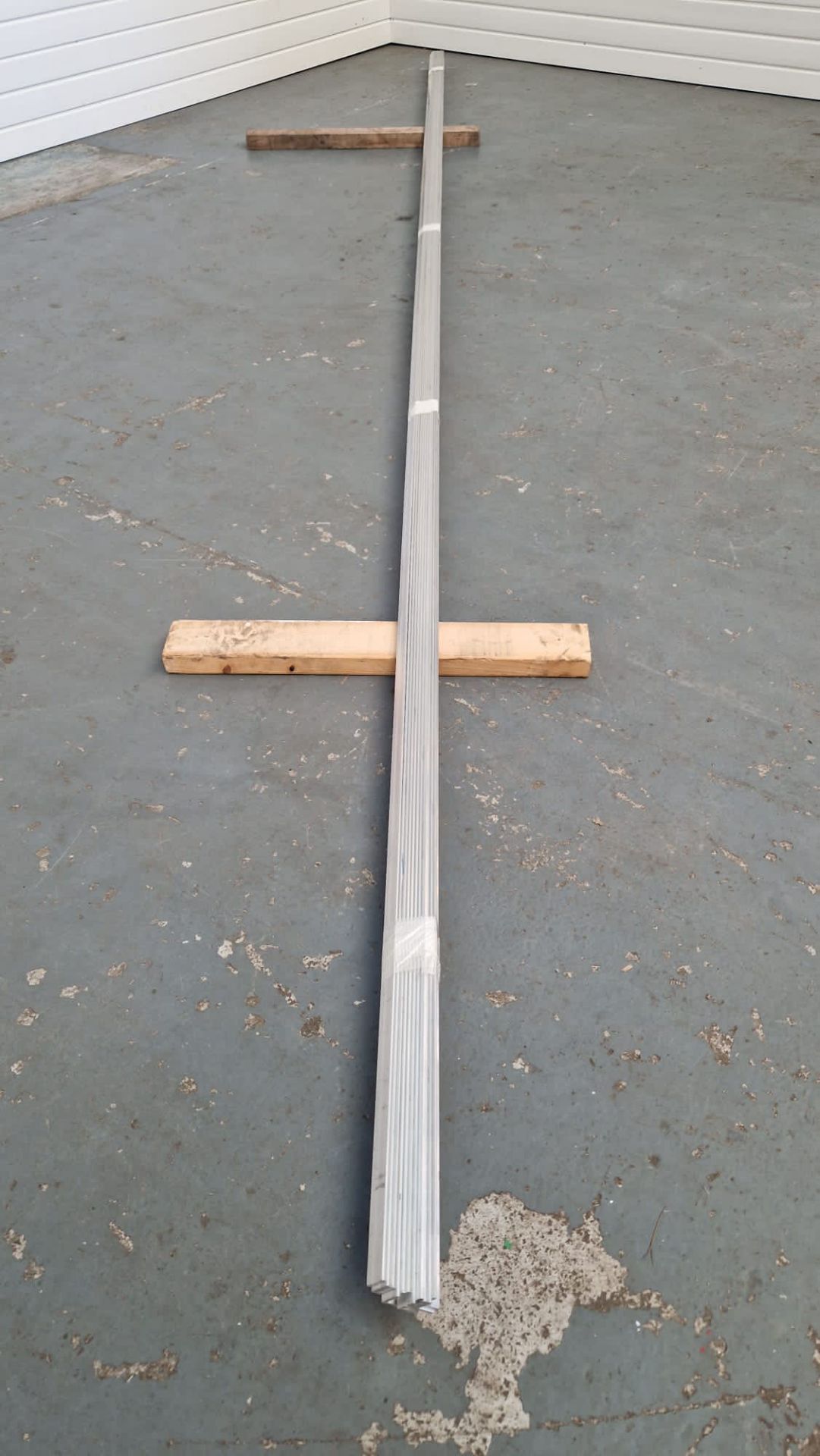 11 x Lengths of Aluminium 'L' Shape Angle Plate. Length: 5000mm. Dimensions: 22 x 22 x 3mm. - Image 3 of 7