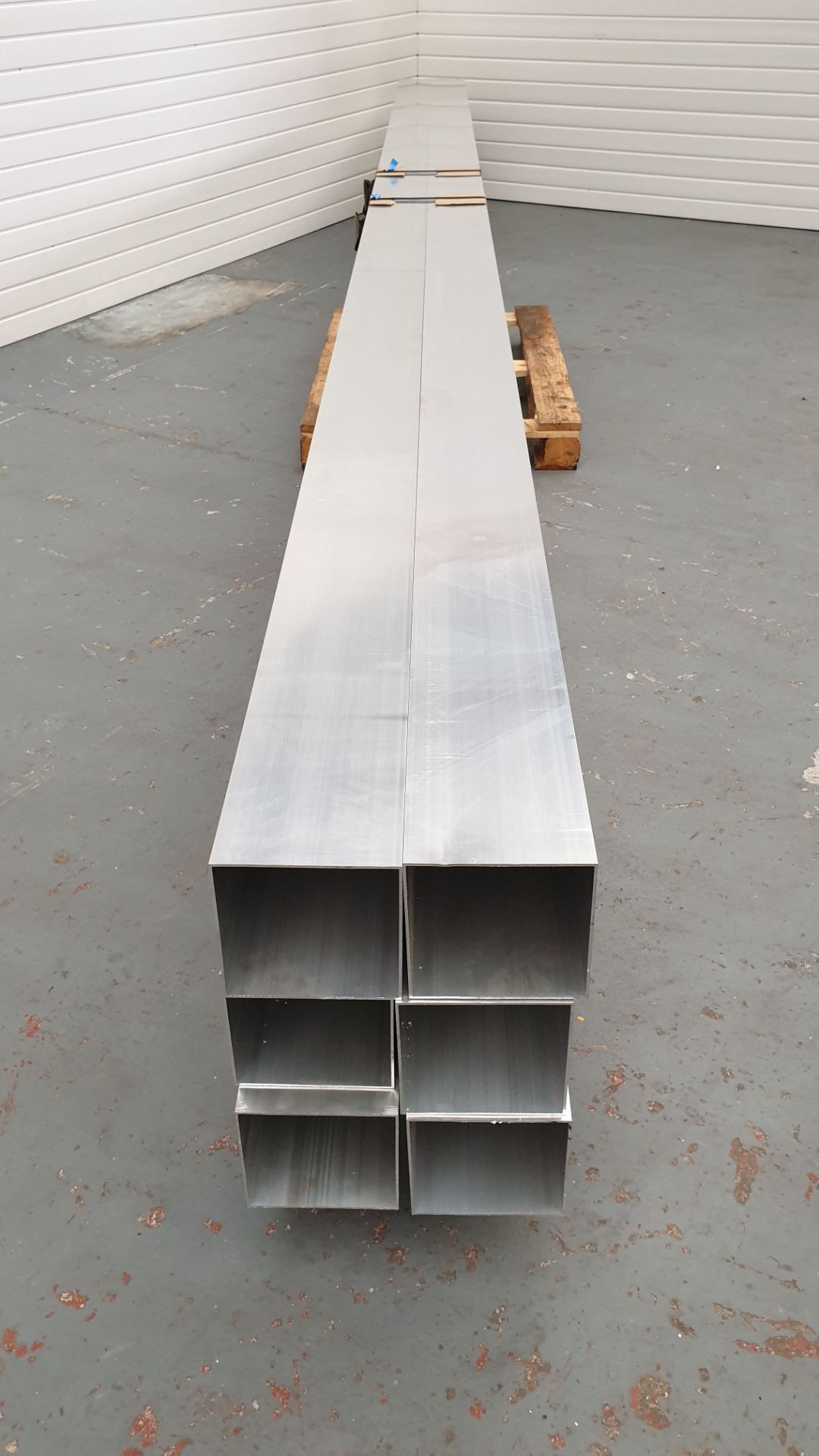 6 x Square Aluminium Hollow Section Tube Internal Size 162mm. Thickness: 3mm. Length: 6010mm.