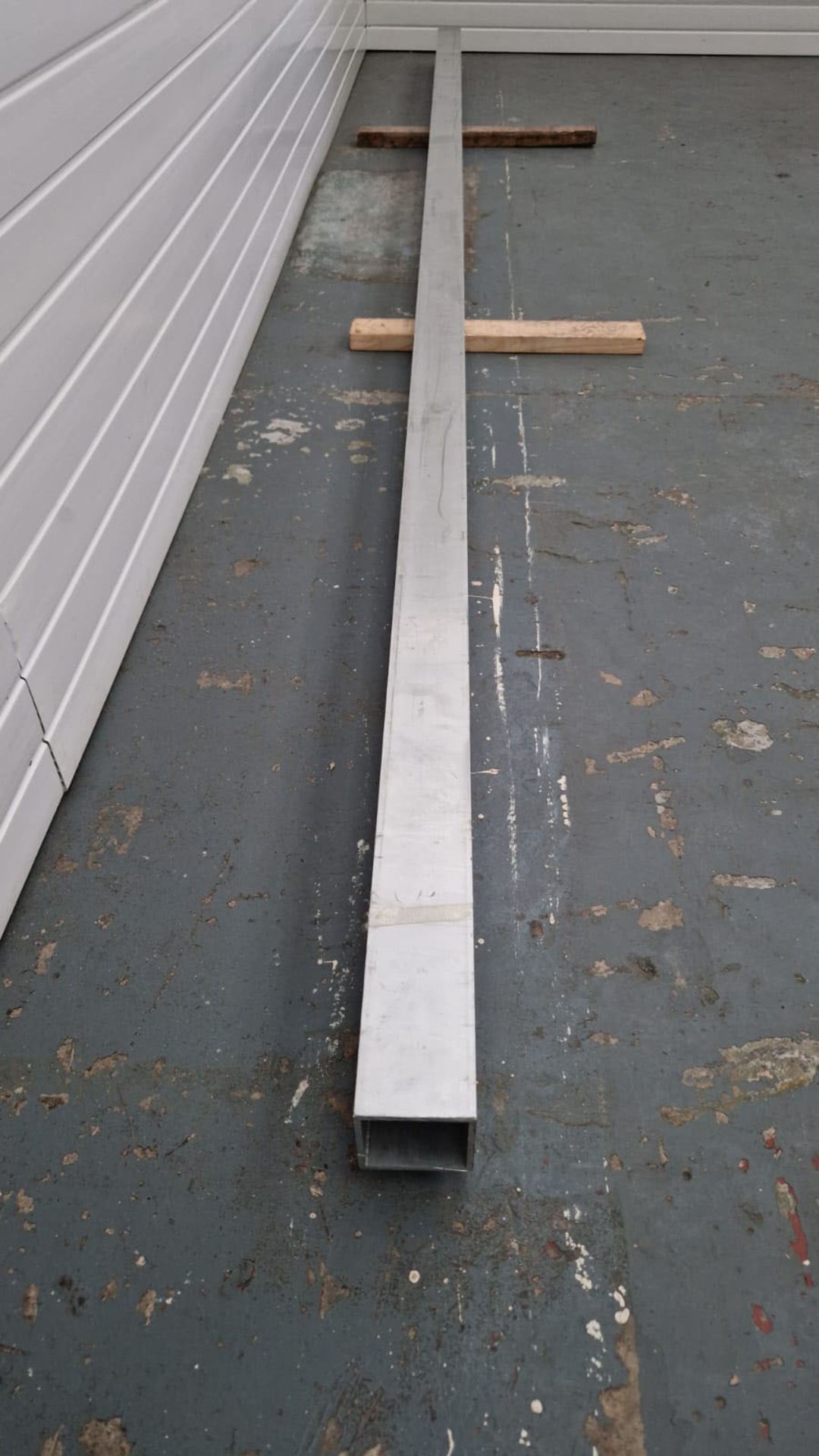 One Square Aluminium Tube. External Size 4" x 4". Thickness: 1/4". Length: 5000mm - Image 3 of 3