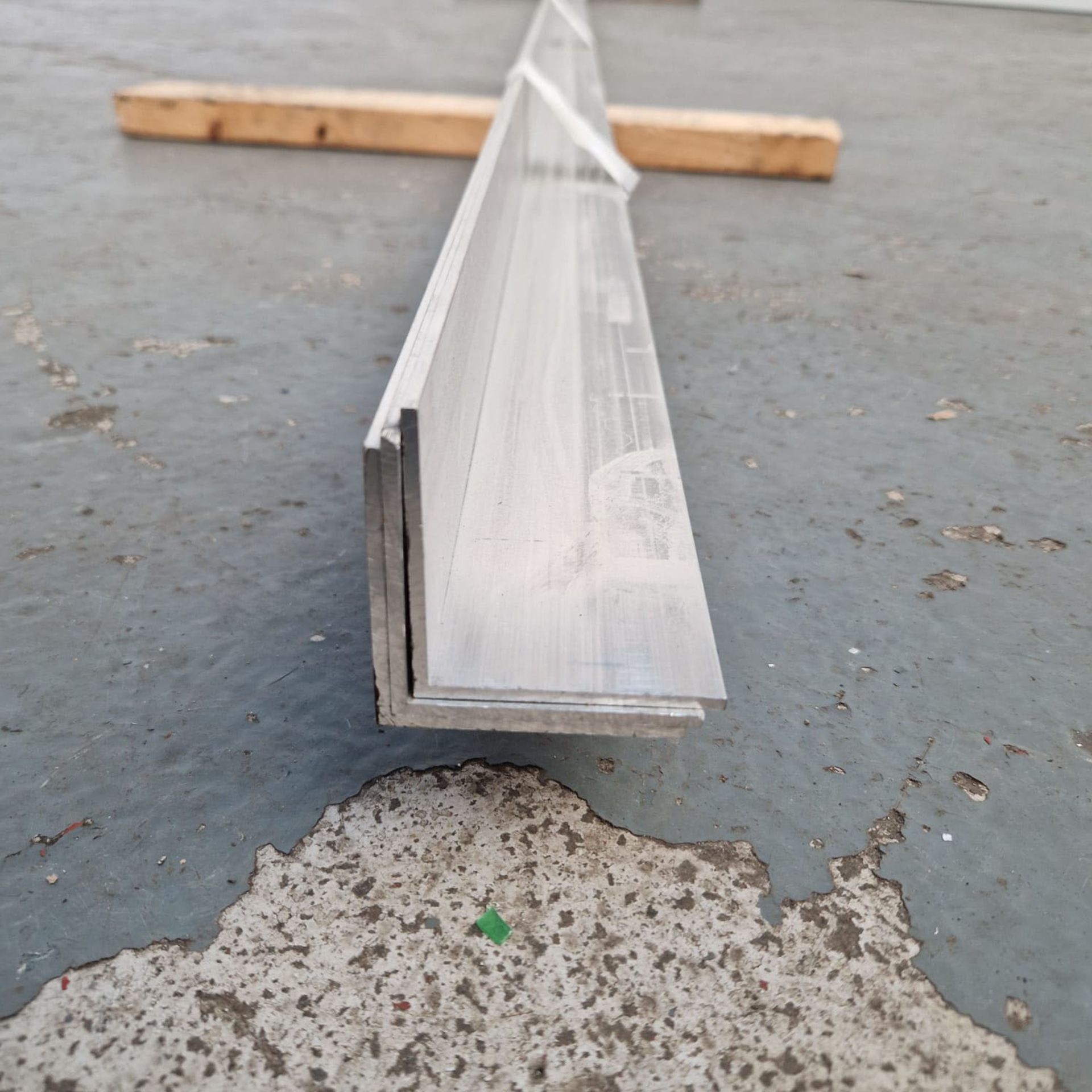 3 x Lengths of Aluminium 'L' Shape Angle Plate. Dimensions 2 1/2" x 2 1/2" x 1/8". - Image 4 of 5