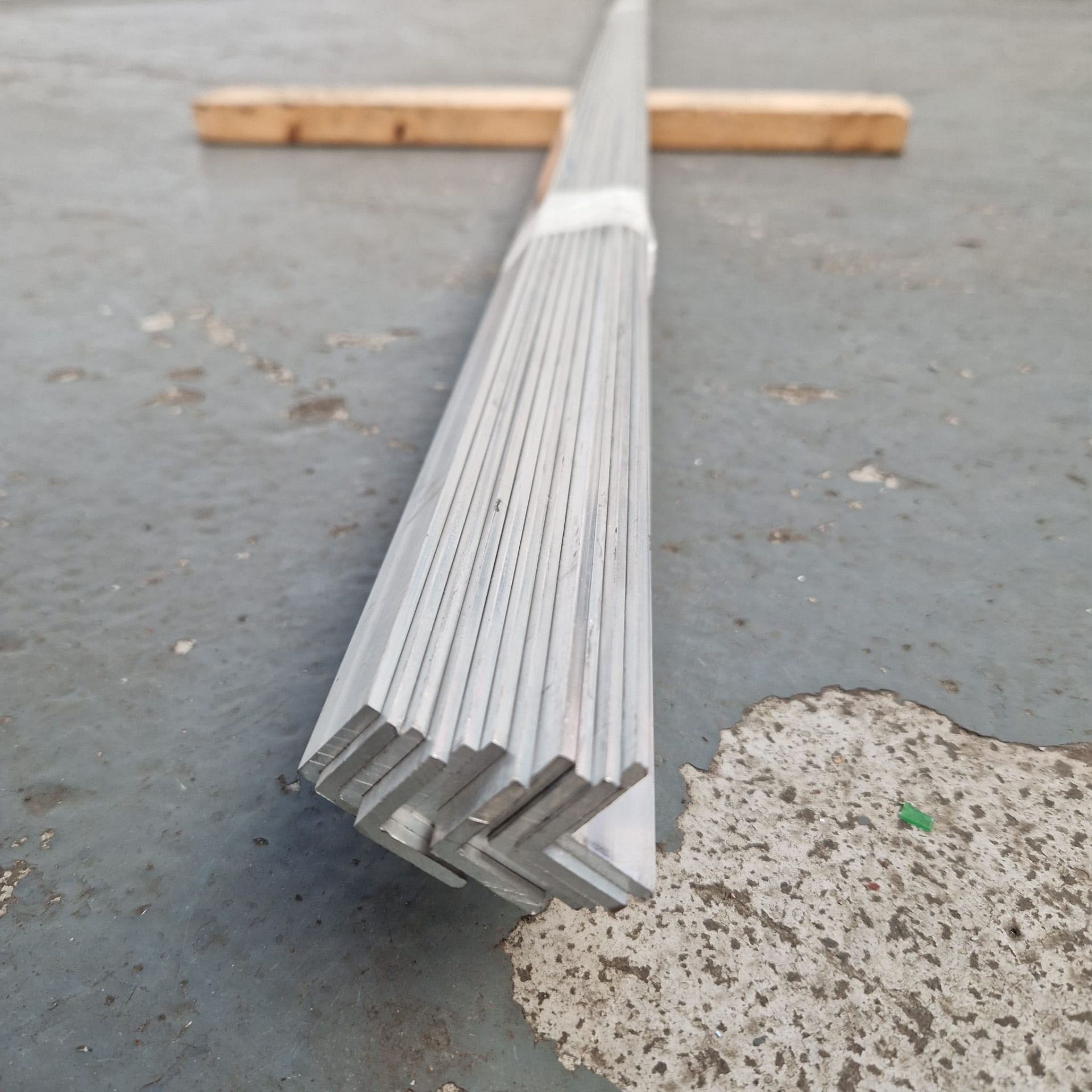11 x Lengths of Aluminium 'L' Shape Angle Plate. Length: 5000mm. Dimensions: 22 x 22 x 3mm. - Image 5 of 7