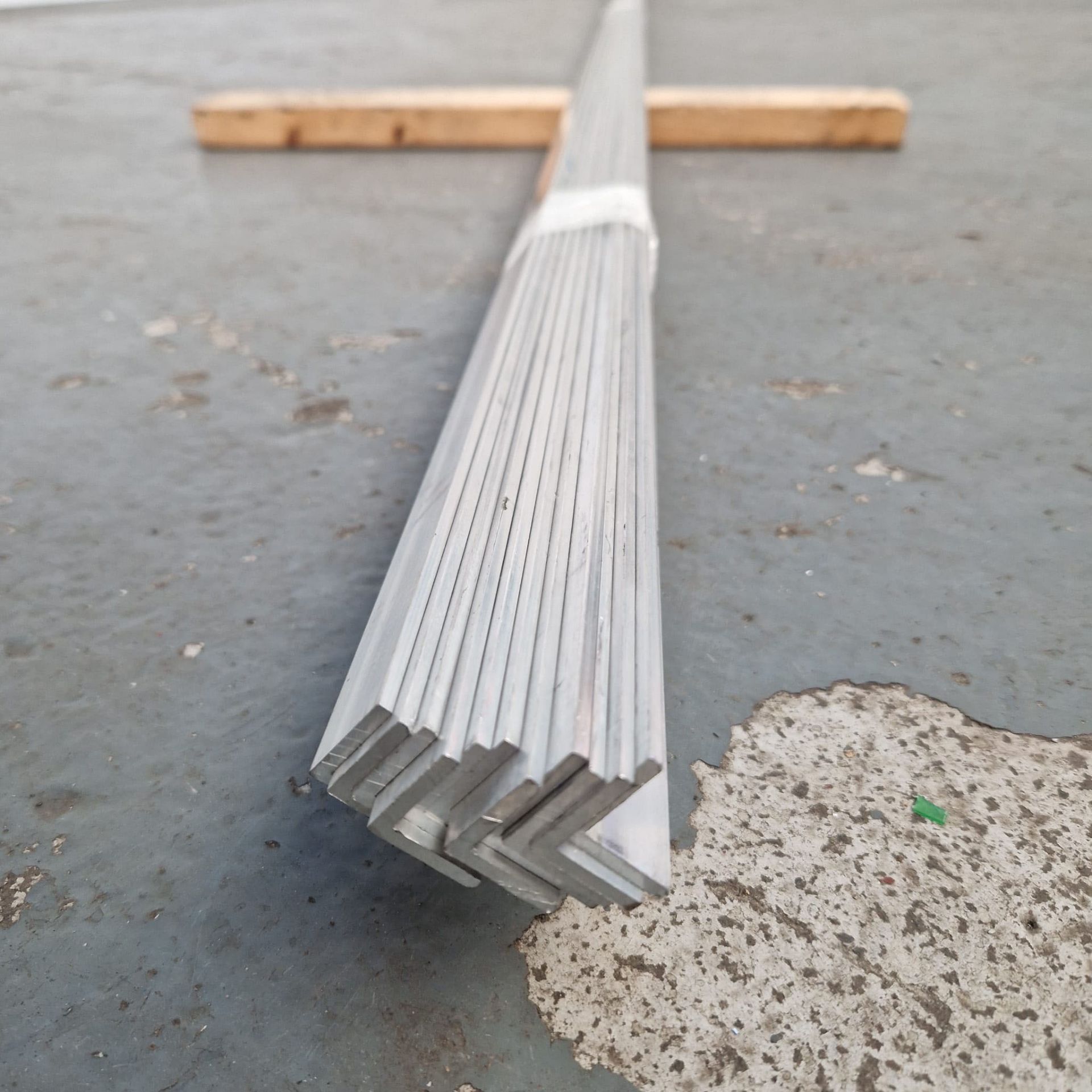 11 x Lengths of Aluminium 'L' Shape Angle Plate. Length: 5000mm. Dimensions: 22 x 22 x 3mm. - Image 6 of 7