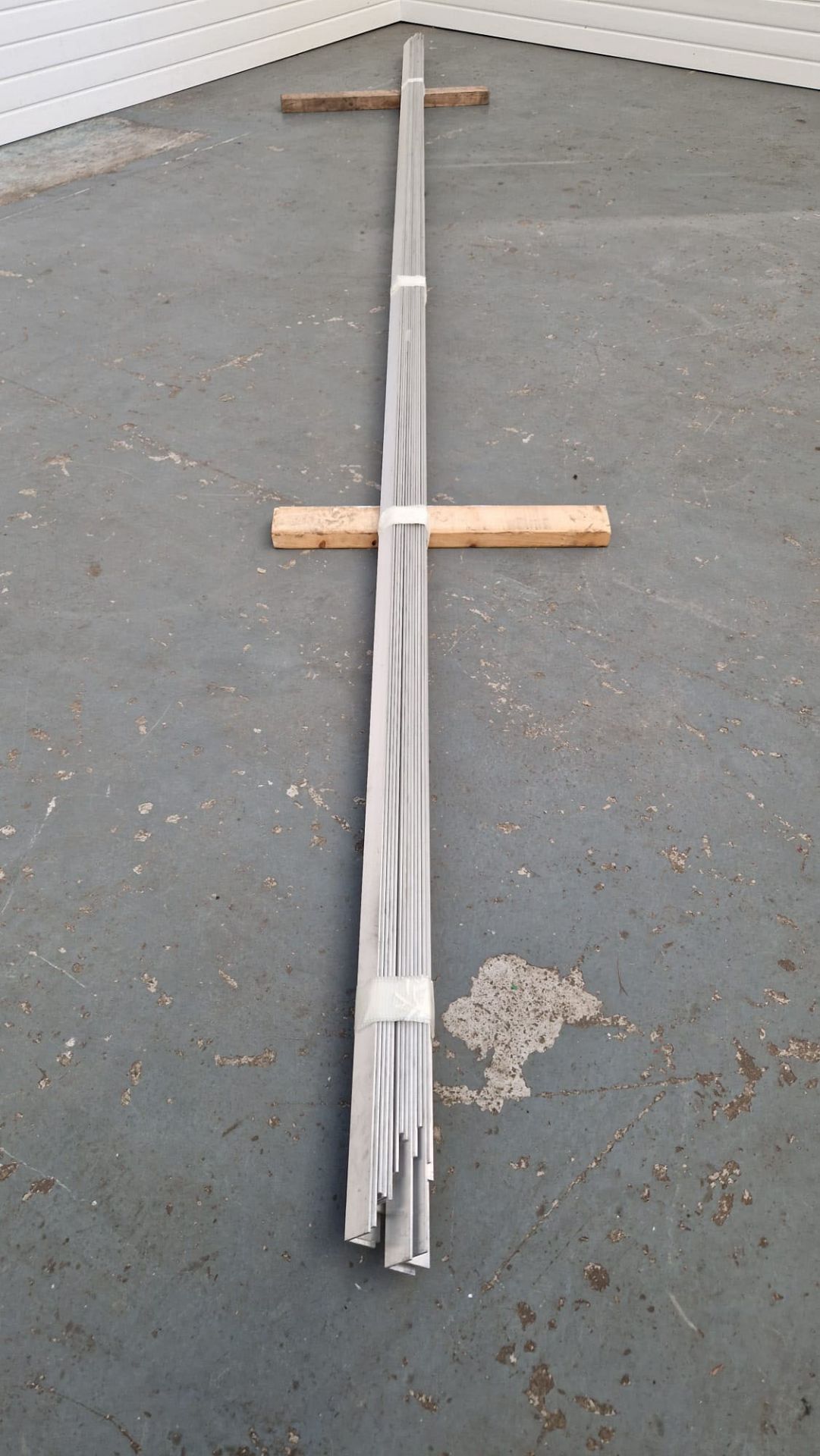 13 x Lengths of Aluminium 'L' Shape Angle Plate. Dimensions 1 1/2" x 1 1/2" x 1/8". Length 5000mm. - Image 2 of 3