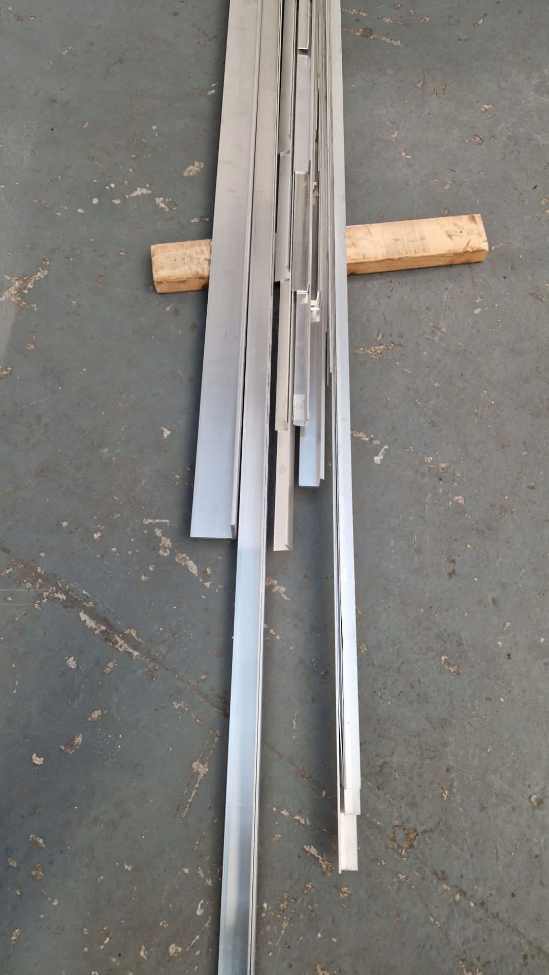 Approx 20 x Length of Aluminium 'L' Shape Angle Plate. Various Lengths & Sizes.