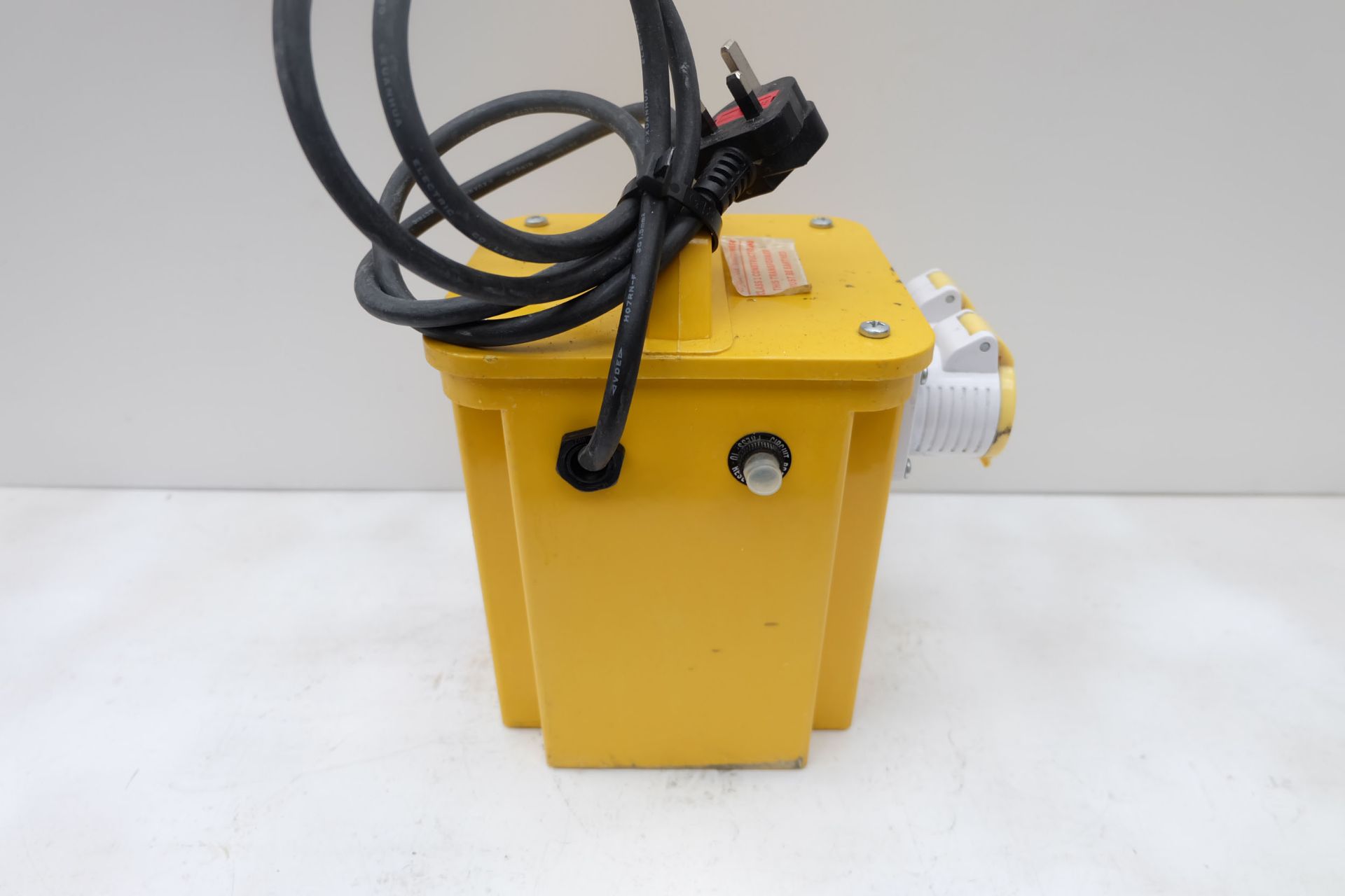 240V to 110V Double Socket Power Tool Step Down Transformer. - Image 4 of 6