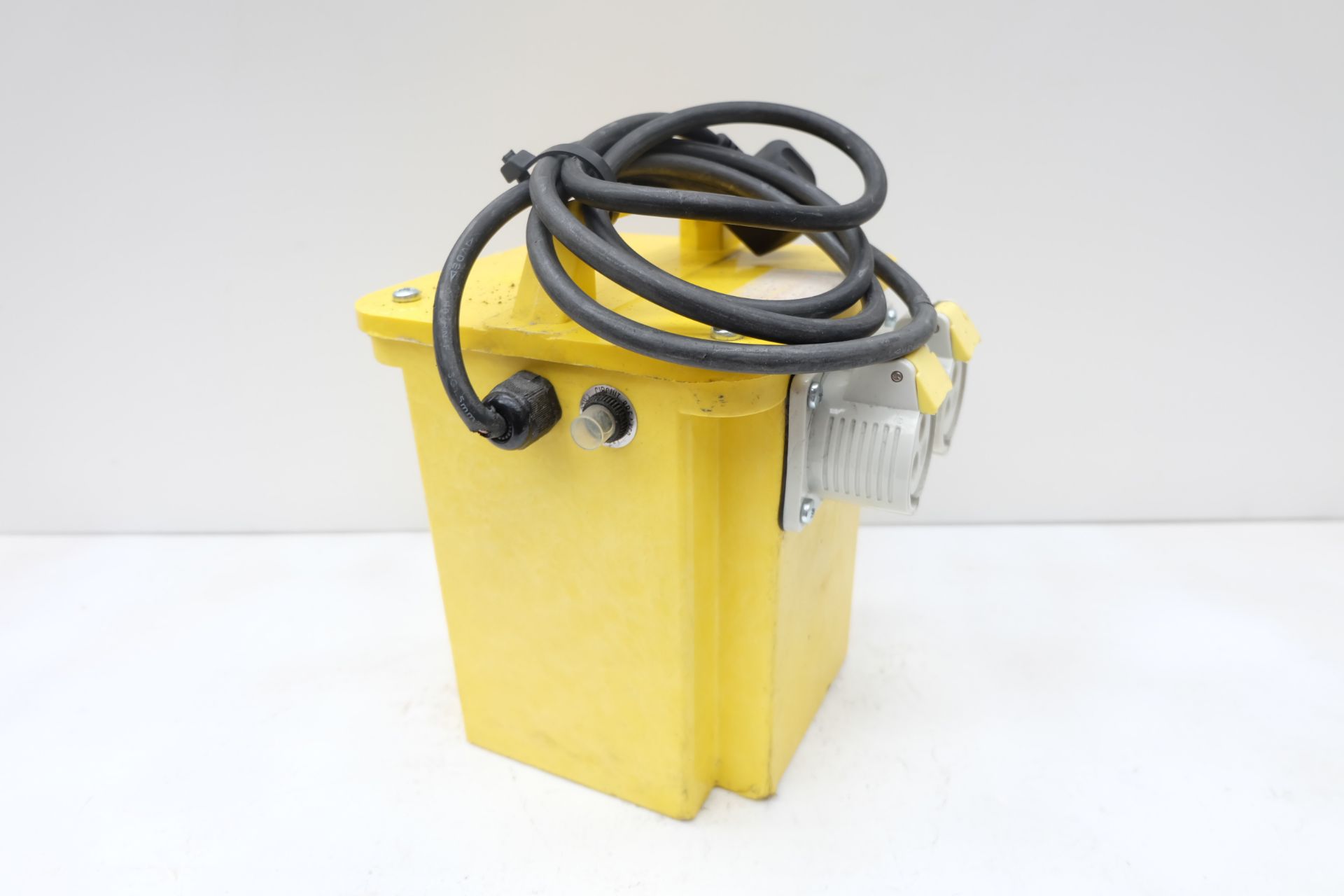 240V to 110V Double Socket Power Tool Step Down Transformer. - Image 2 of 3