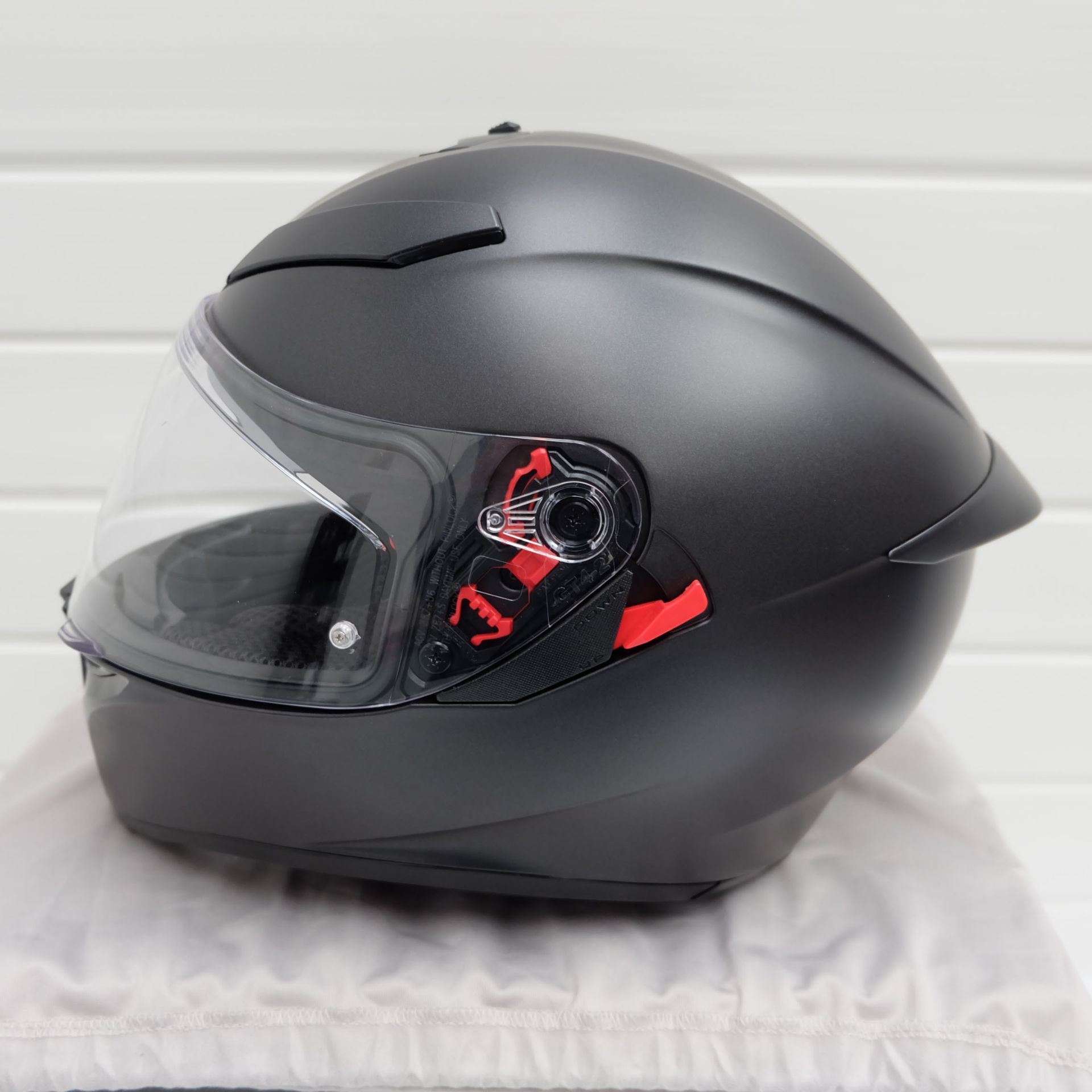 AGV K3 SV-S Full Face Helmet Matt Black Size Medium Small (Chin Missing/Visor Scratched) - Image 2 of 9