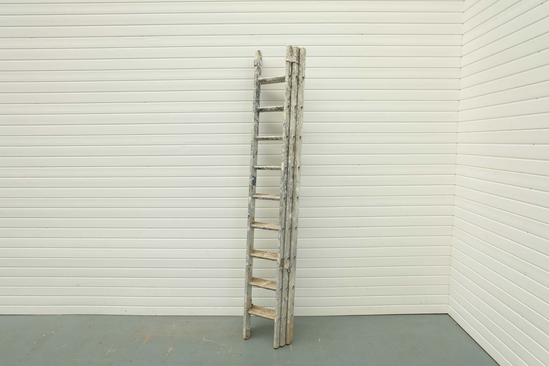 Triple Extension Aluminium Ladder. Length: 2.5 Mtr to 5.6 Mtr. Max Load: 150Kg.