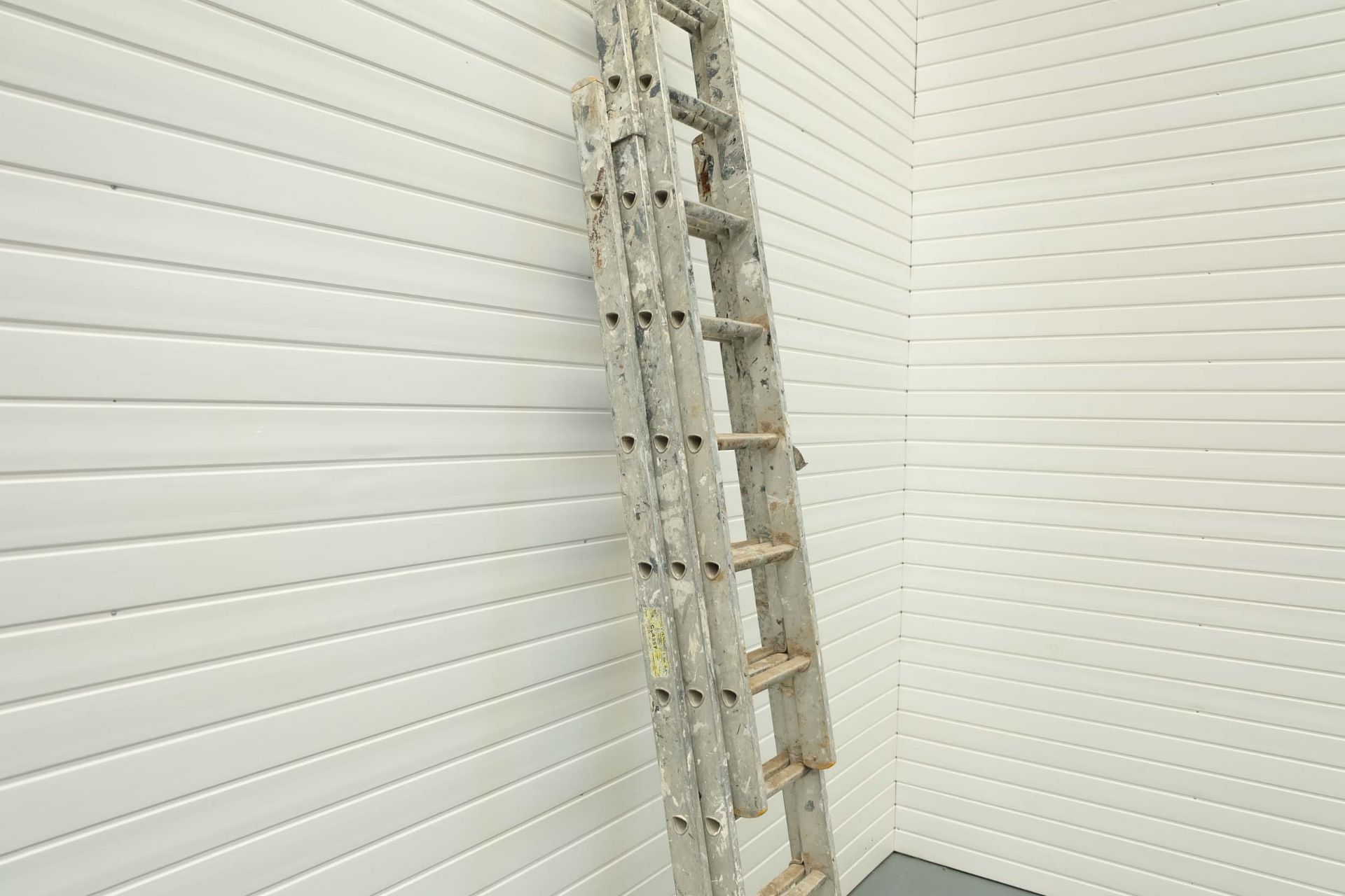 Triple Extension Aluminium Ladder. Length: 2.5 Mtr to 5.6 Mtr. Max Load: 150Kg. - Image 4 of 6