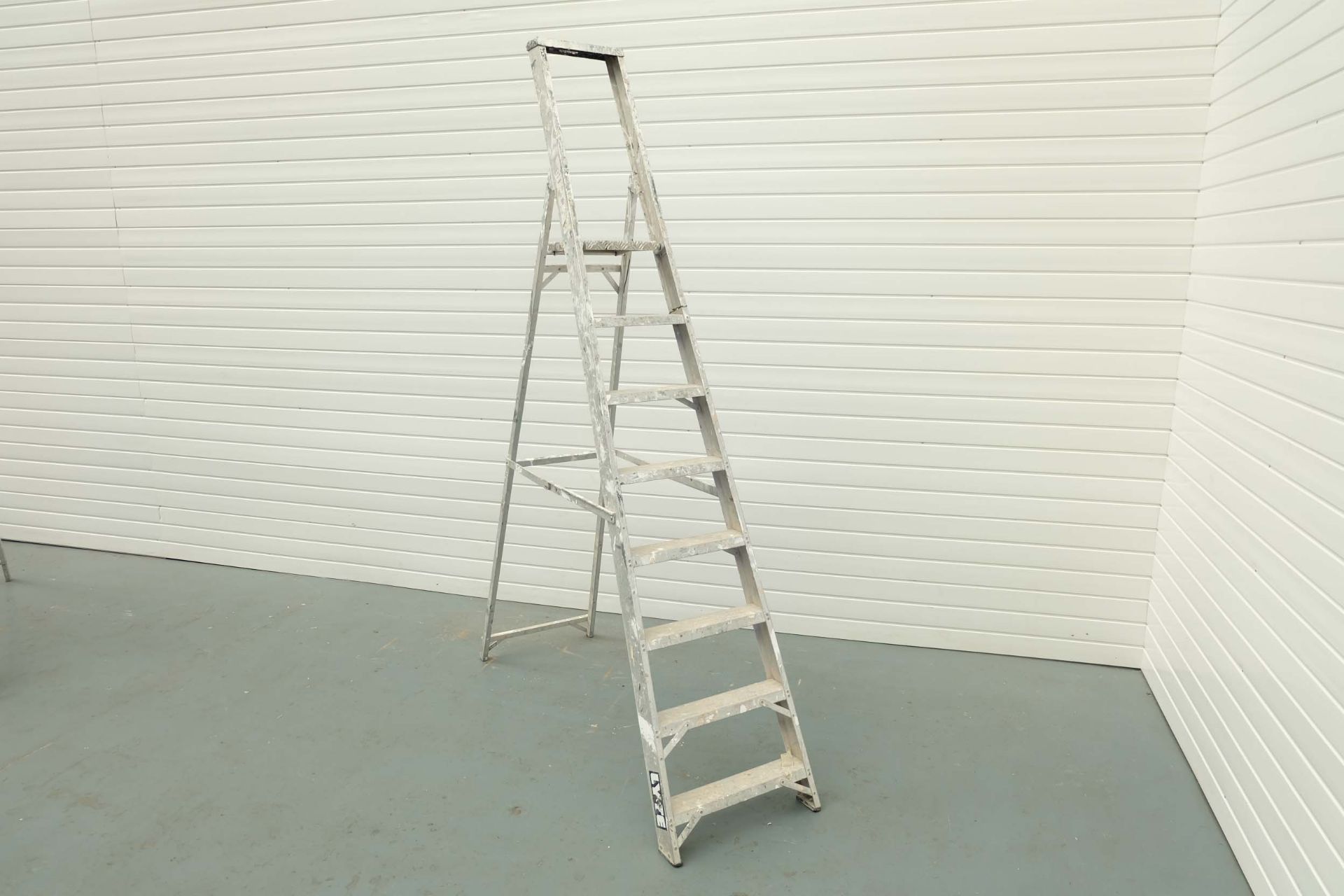 Lyle Aluminium Heavy Duty Platform Stepladder. Max Load: 150Kg. Platform Height: 1675mm.