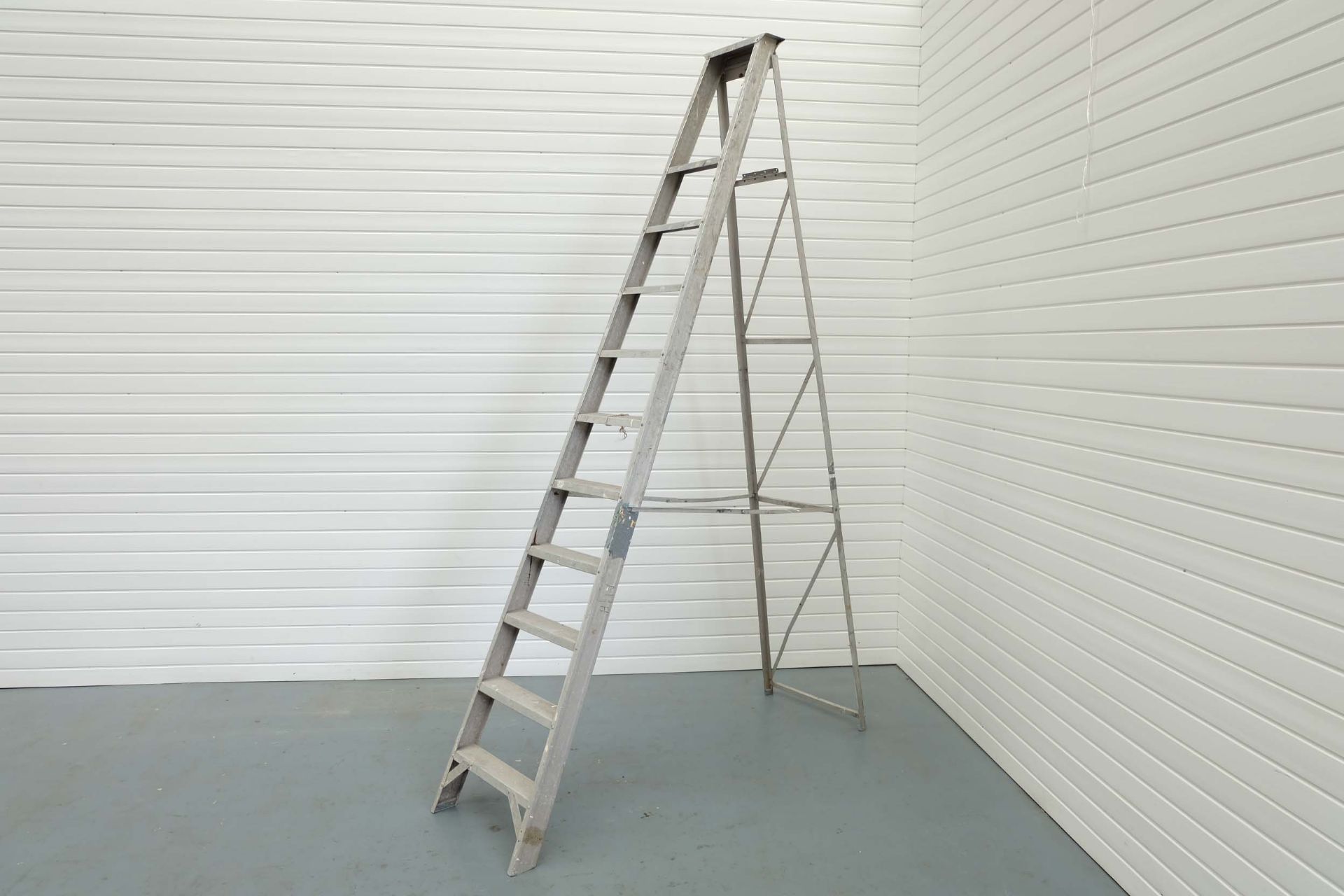 Aluminium 11 Step Heavy Duty Step Ladders. Maximum Height: 2900mm.