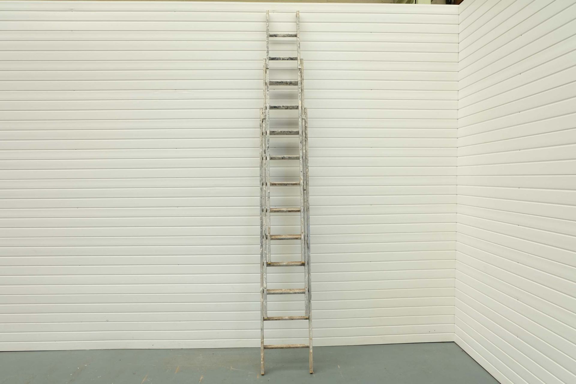 Triple Extension Aluminium Ladder. Length: 2.5 Mtr to 5.6 Mtr. Max Load: 150Kg. - Image 5 of 6