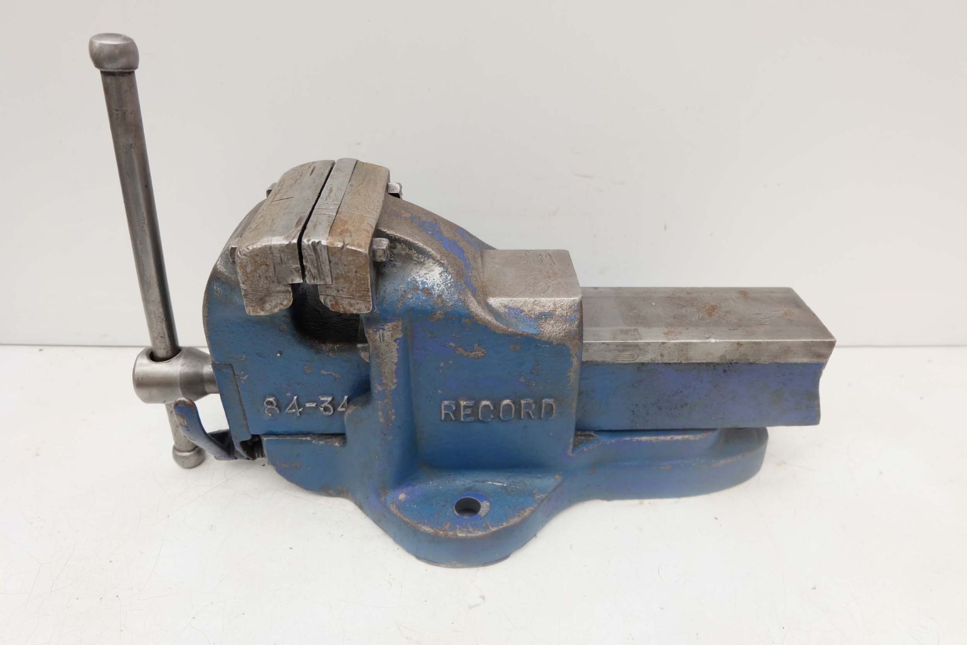 Record 84 - 34 Engineers Bench Vice. Width of Jaws 4 1/2". Maximum Opening 6". With Quick Release. - Image 2 of 6