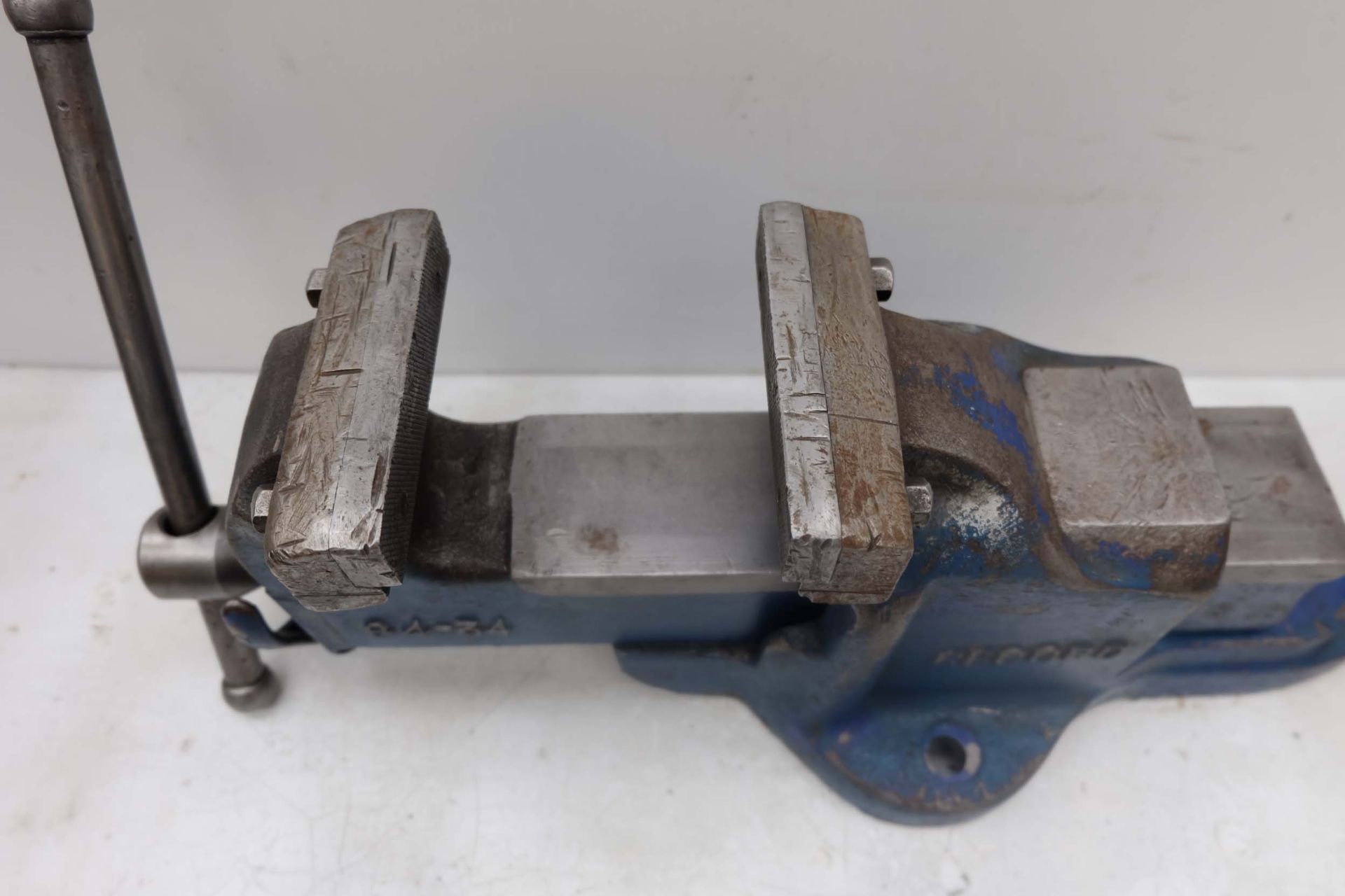 Record 84 - 34 Engineers Bench Vice. Width of Jaws 4 1/2". Maximum Opening 6". With Quick Release. - Image 4 of 6