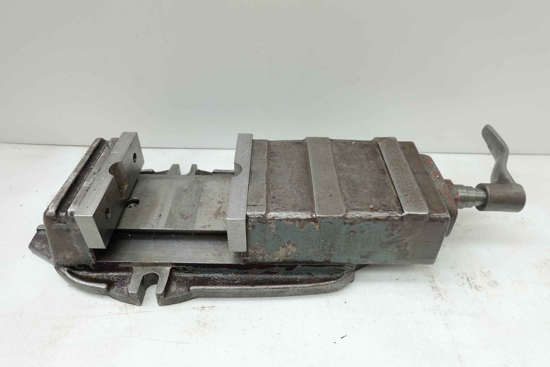 Bridgeport 6" Machine Vice Width of Jaws 6". Opening of Jaws 5 1/4".