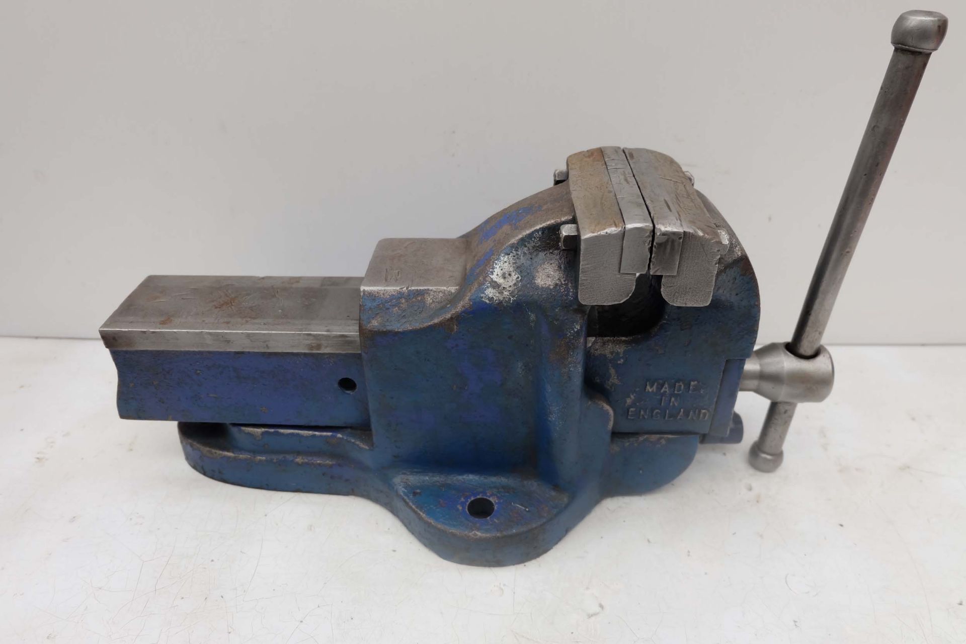 Record 84 - 34 Engineers Bench Vice. Width of Jaws 4 1/2". Maximum Opening 6". With Quick Release. - Image 6 of 6