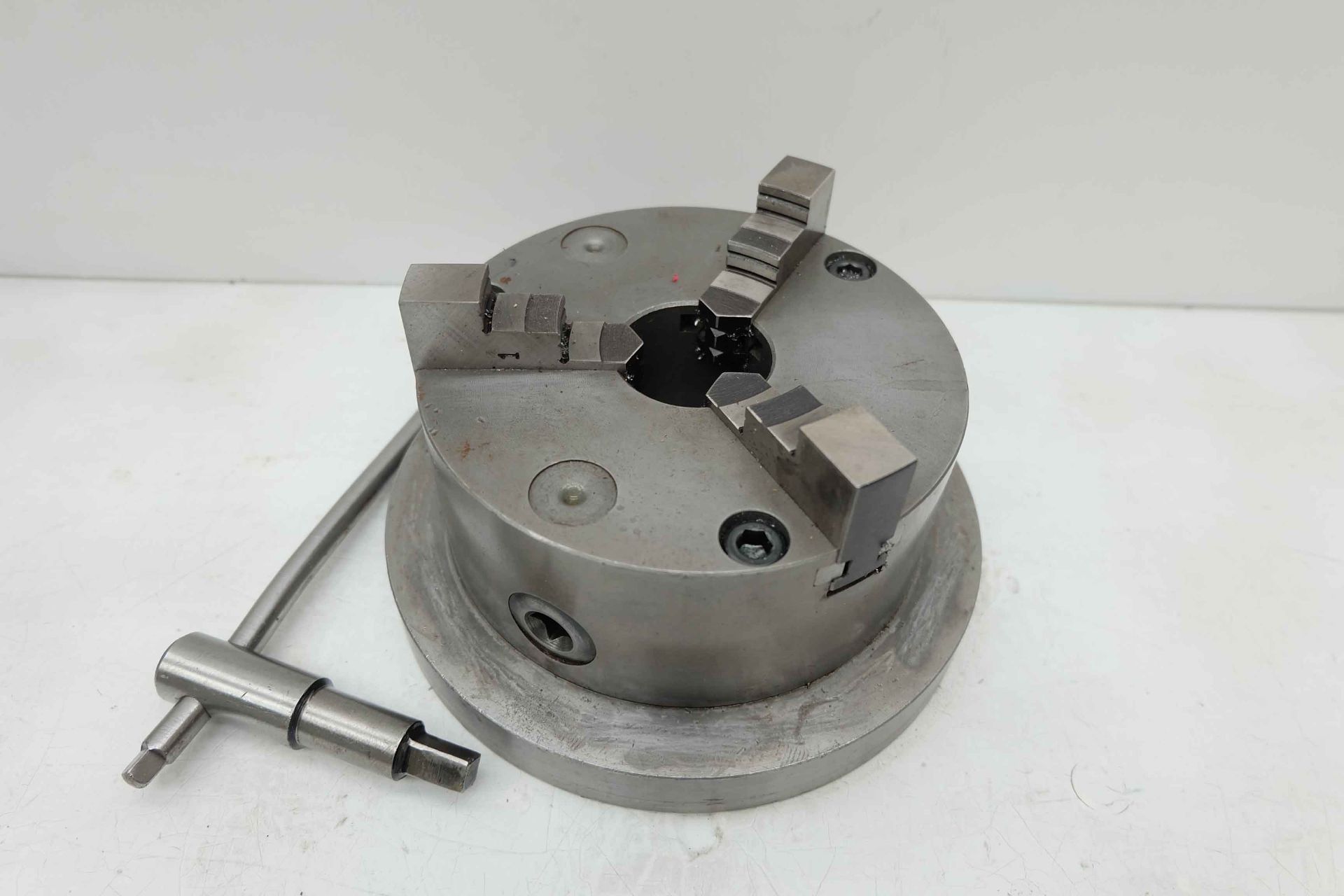 160mm Dia Three Jaw Chuck. Hole Through Chuck 46mm. Fixed To Base Plate For Magnetic or Clamping Dow - Image 2 of 4