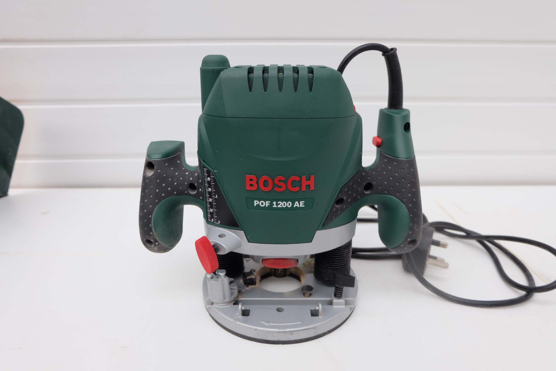 Bosch POF1200AE Electronic Plunging Router. 230V,1200W Motor. With Box of Bits.