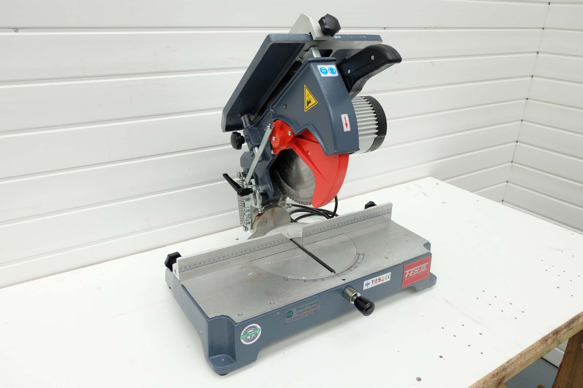 Makina Fen-is 300mm Circular Pull Down Saw. Double Mitre and Tilt. Table Size 340 x 260mm. Max Cutti