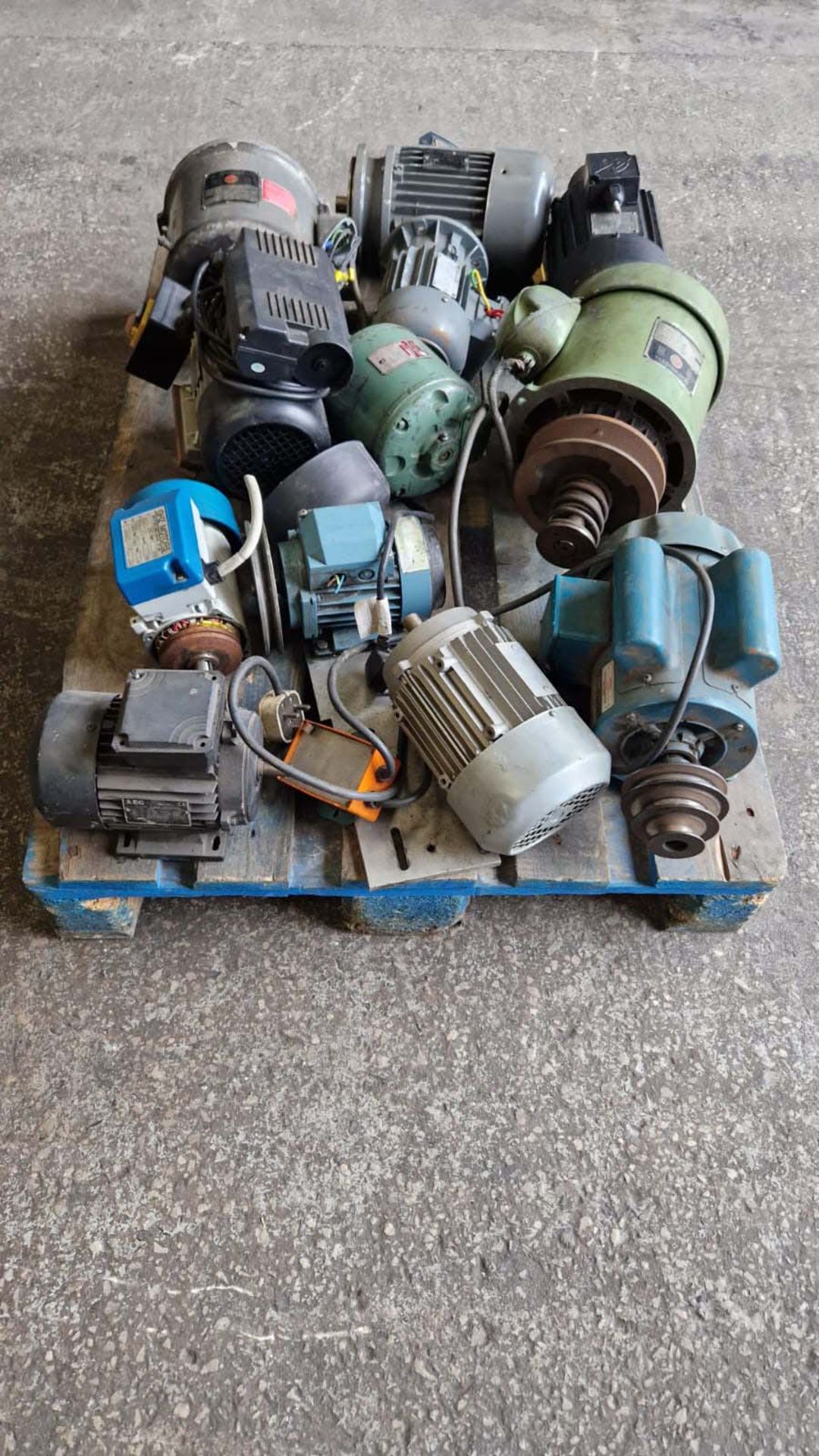 Quantity of Miscellaneous Sized Electric Motors. - Image 4 of 14