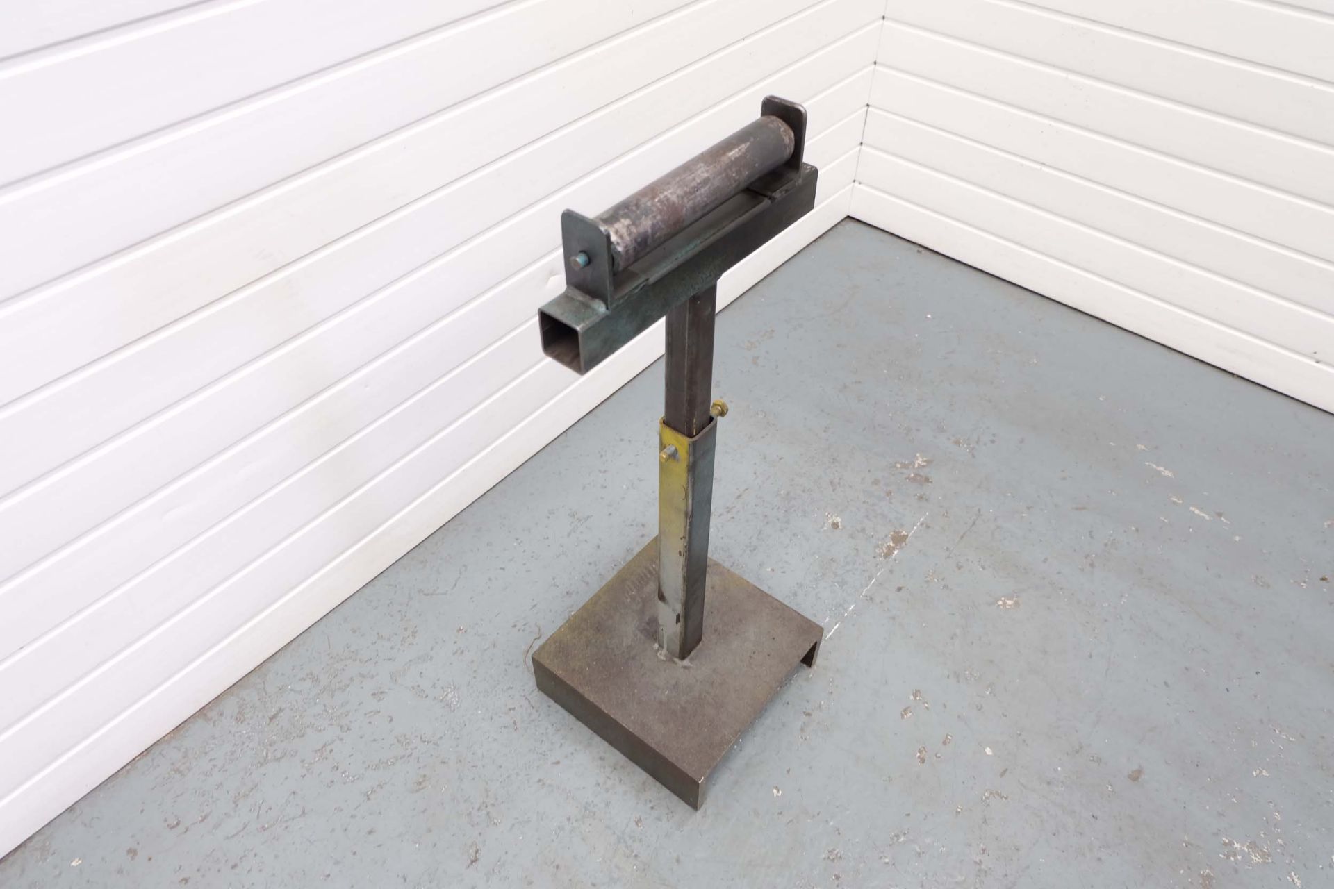 Single Roller Stand. Height: 830mm. Width of Roller: 250mm. - Image 2 of 3