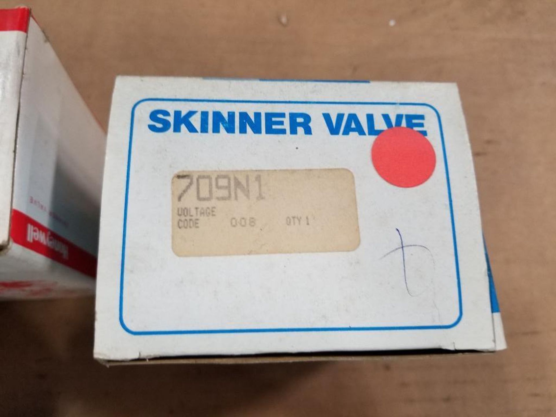 Large assortment of Skinner valves. New in box. - Image 2 of 11