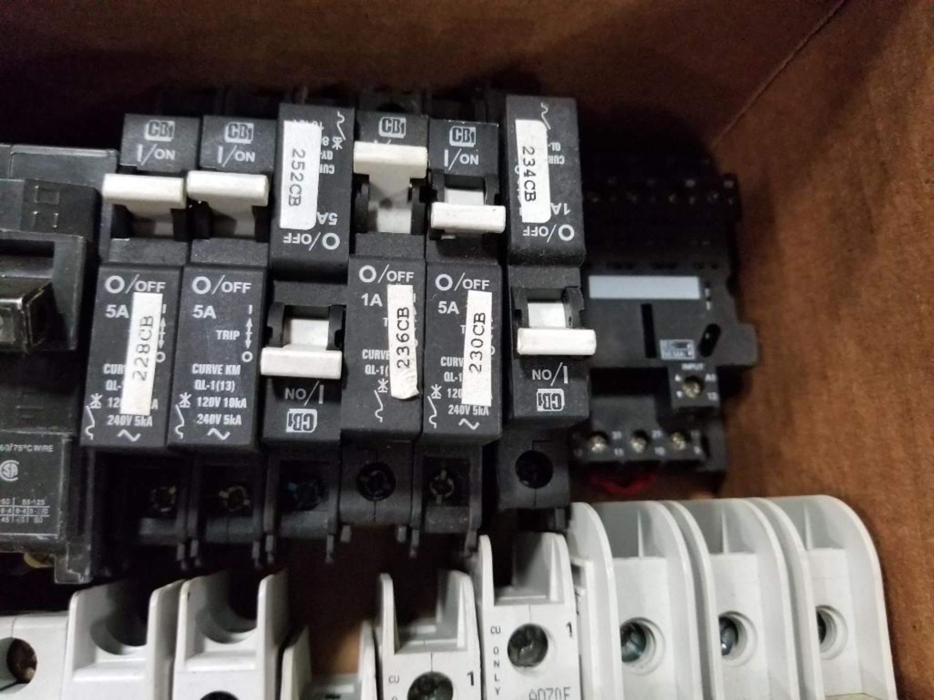 Assorted electrical breakers, relay holder. Eaton, TDK-Lambda, Siemens. - Image 4 of 8
