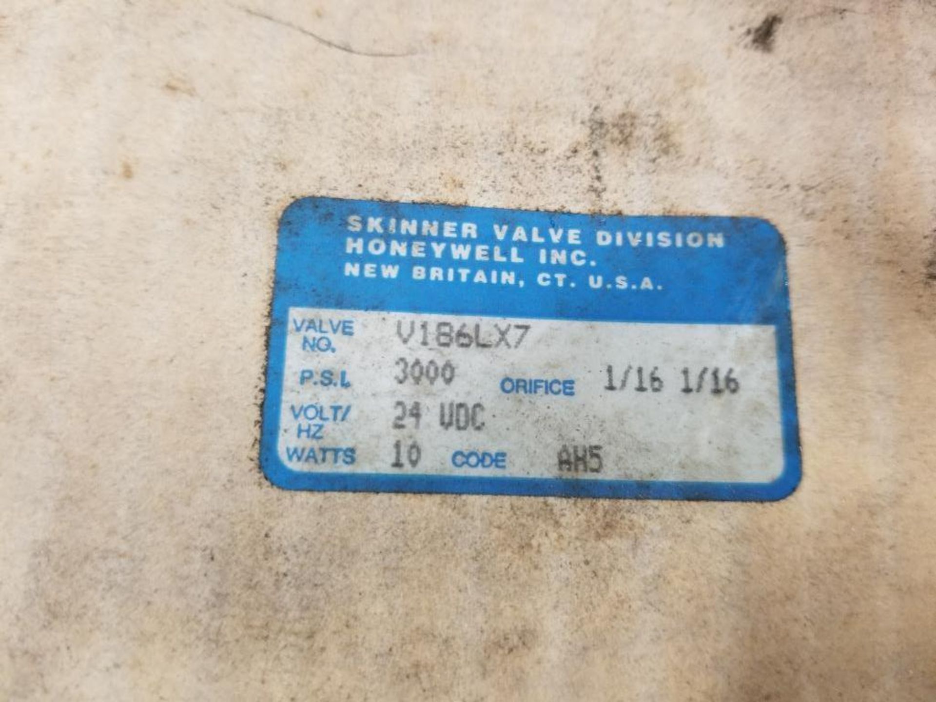 Large assortment of Skinner valves. New in box. - Image 9 of 11