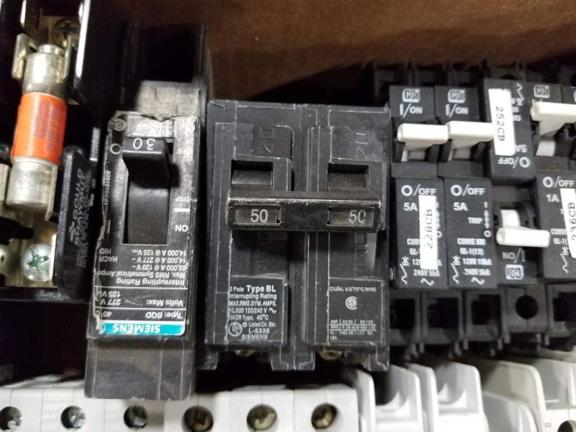Assorted electrical breakers, relay holder. Eaton, TDK-Lambda, Siemens. - Image 3 of 8