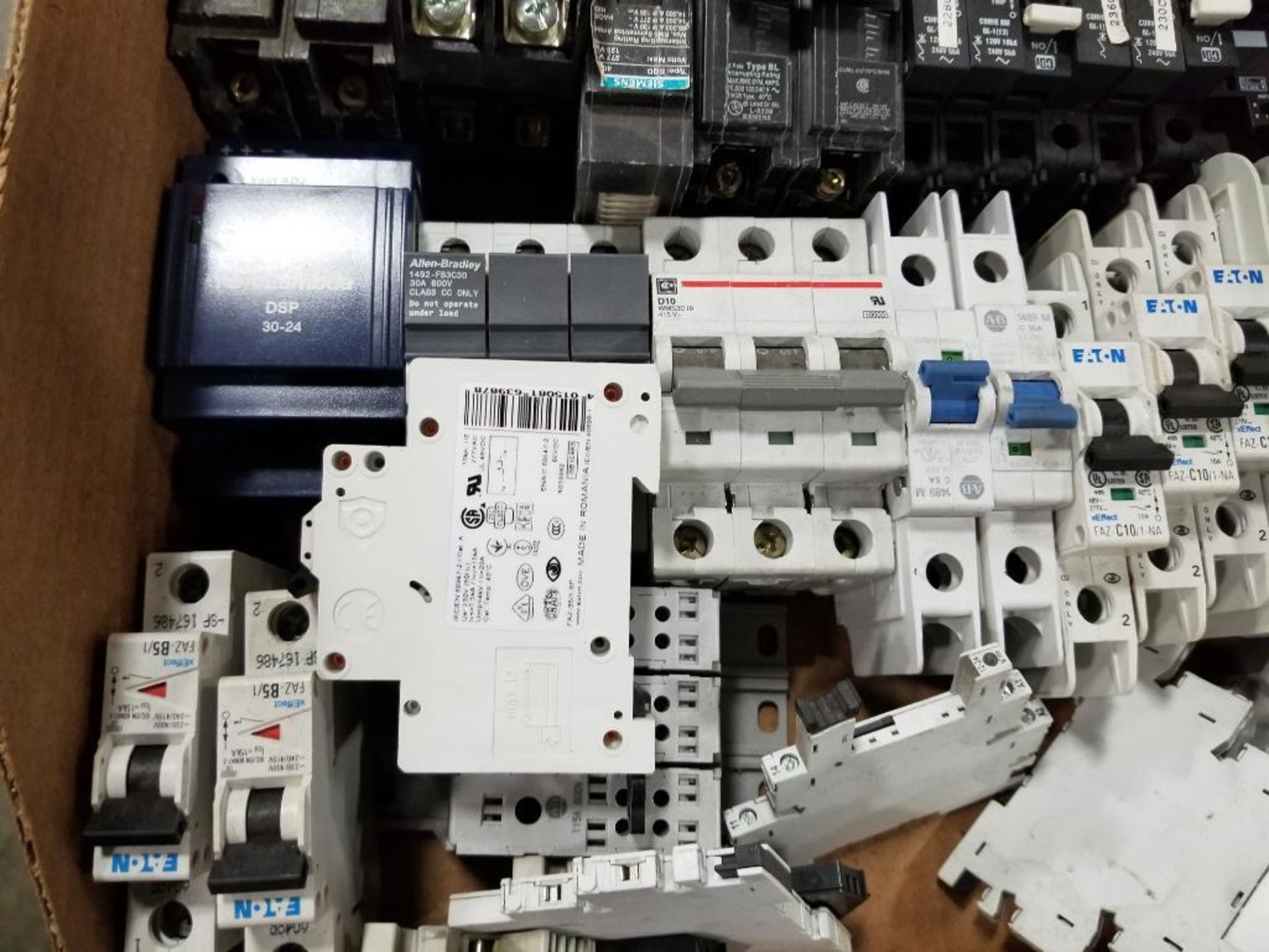 Assorted electrical breakers, relay holder. Eaton, TDK-Lambda, Siemens. - Image 6 of 8