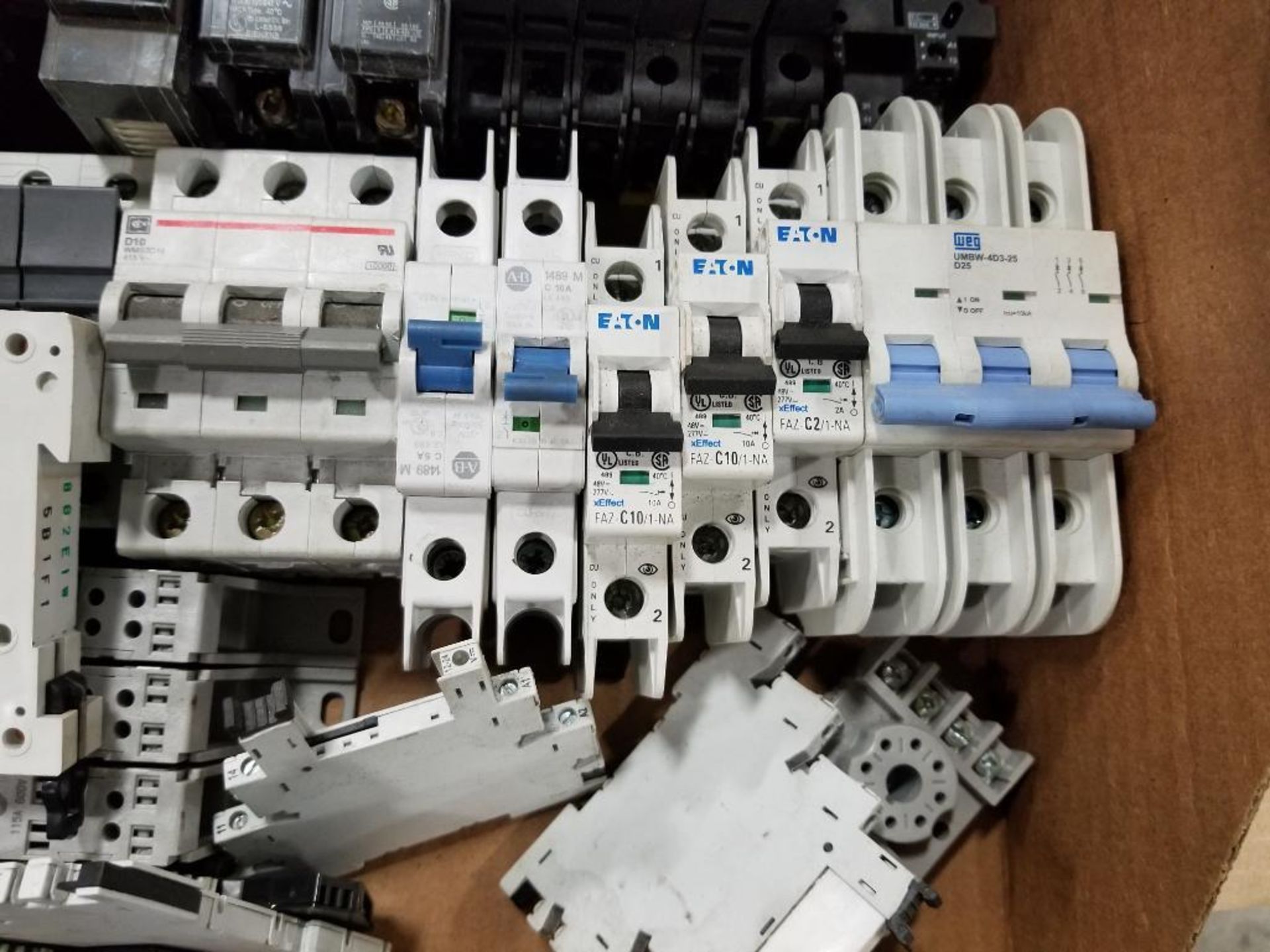 Assorted electrical breakers, relay holder. Eaton, TDK-Lambda, Siemens. - Image 7 of 8