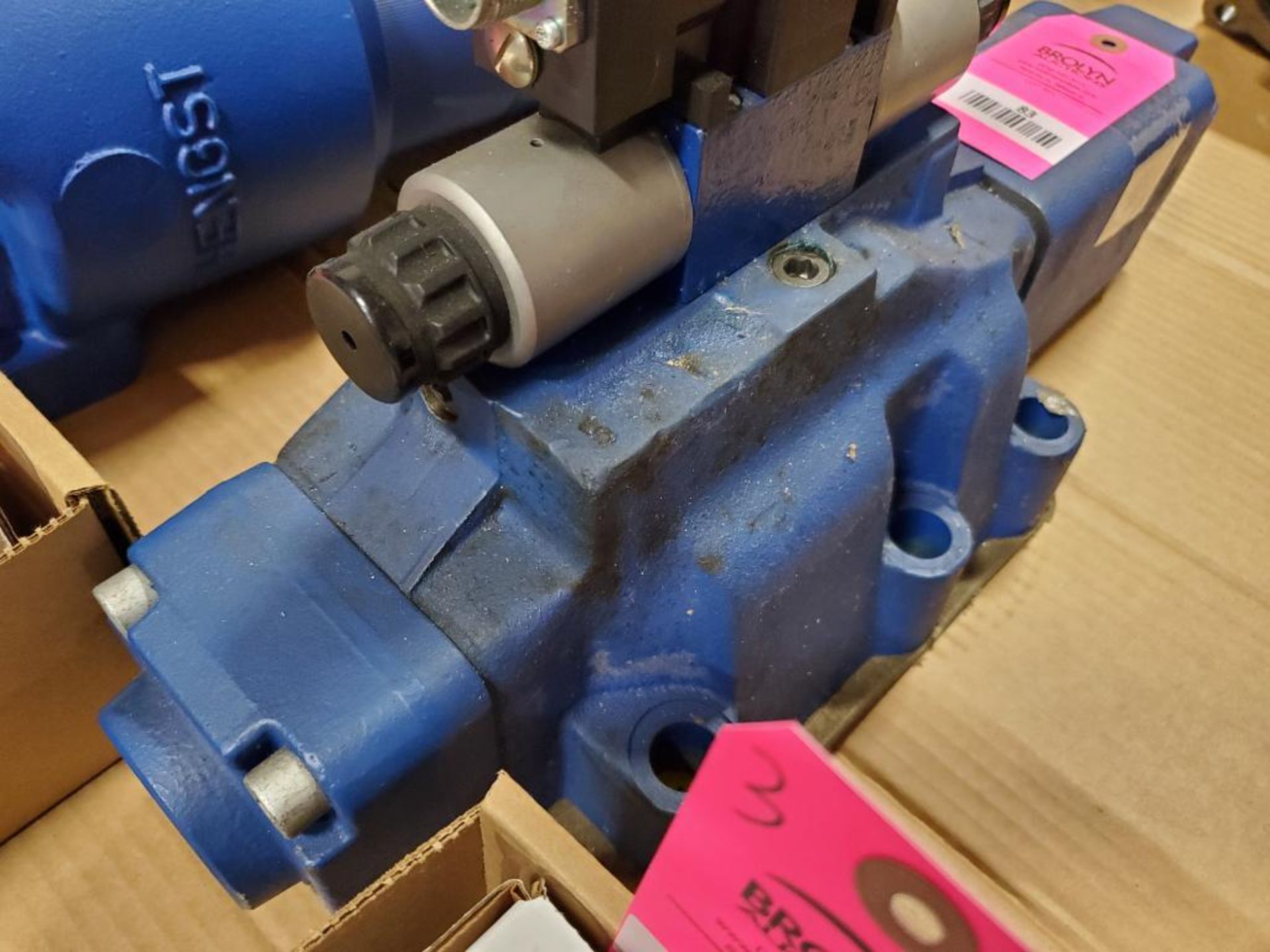 Rexroth R978021298 Hydraulic valve. 4WRZE32W8-520-70/6EG24N9K31/A1V. - Image 4 of 8