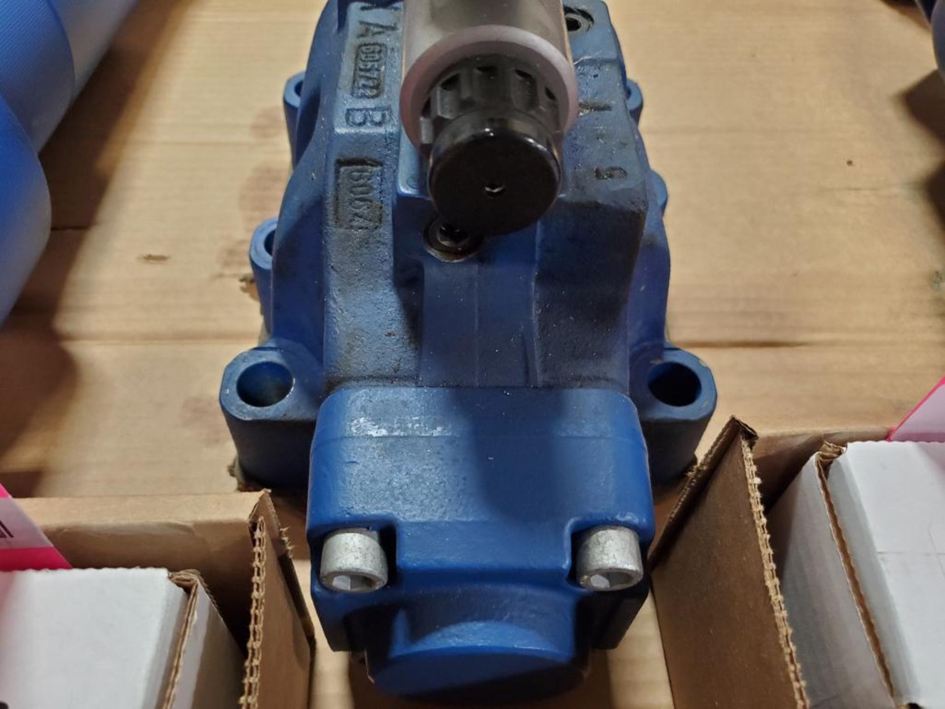 Rexroth R978021298 Hydraulic valve. 4WRZE32W8-520-70/6EG24N9K31/A1V. - Image 5 of 8