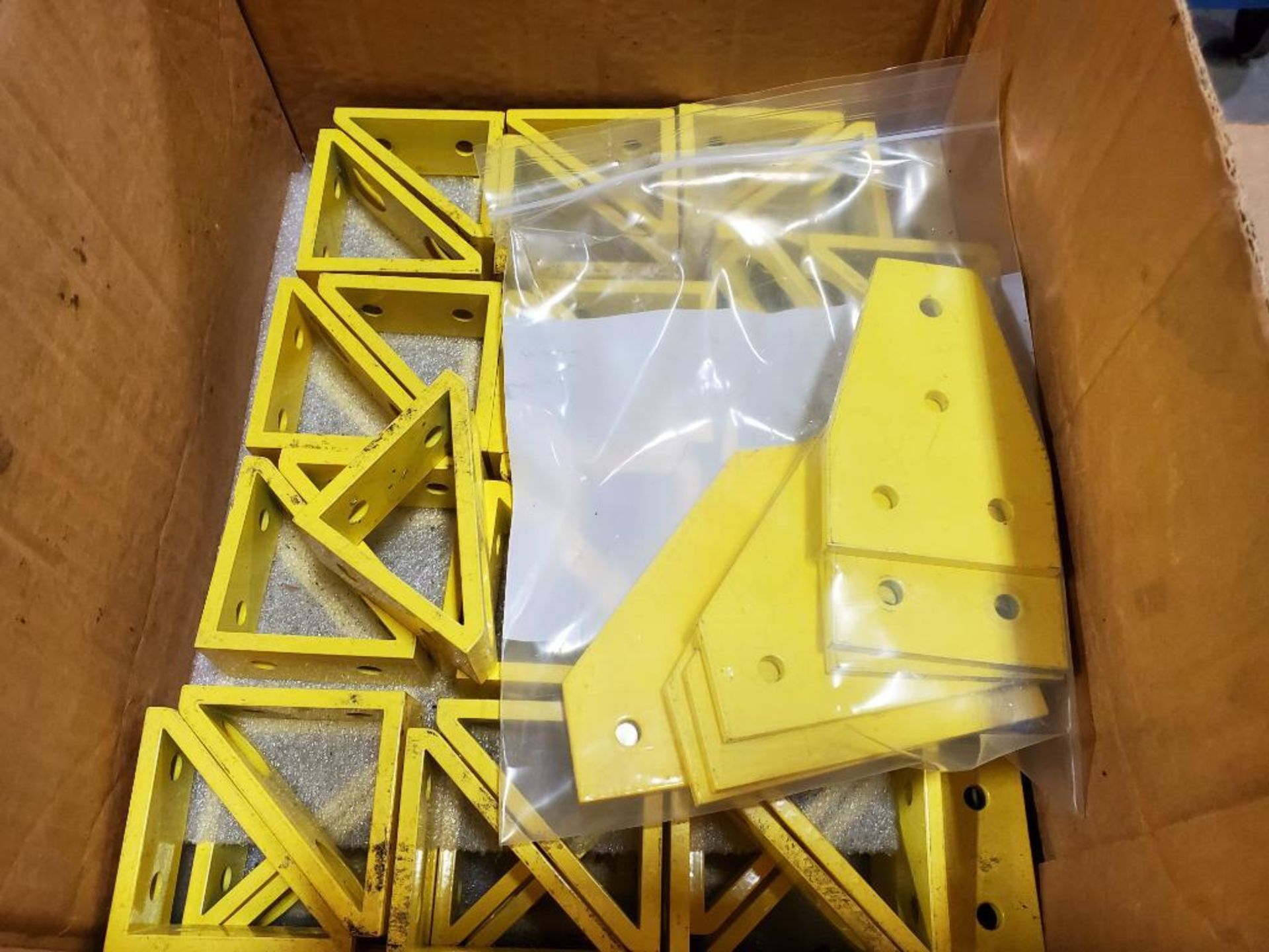 Pallet of assorted gold / yellow bracket hardware plates. Rexroth. New no boxes. - Image 11 of 13