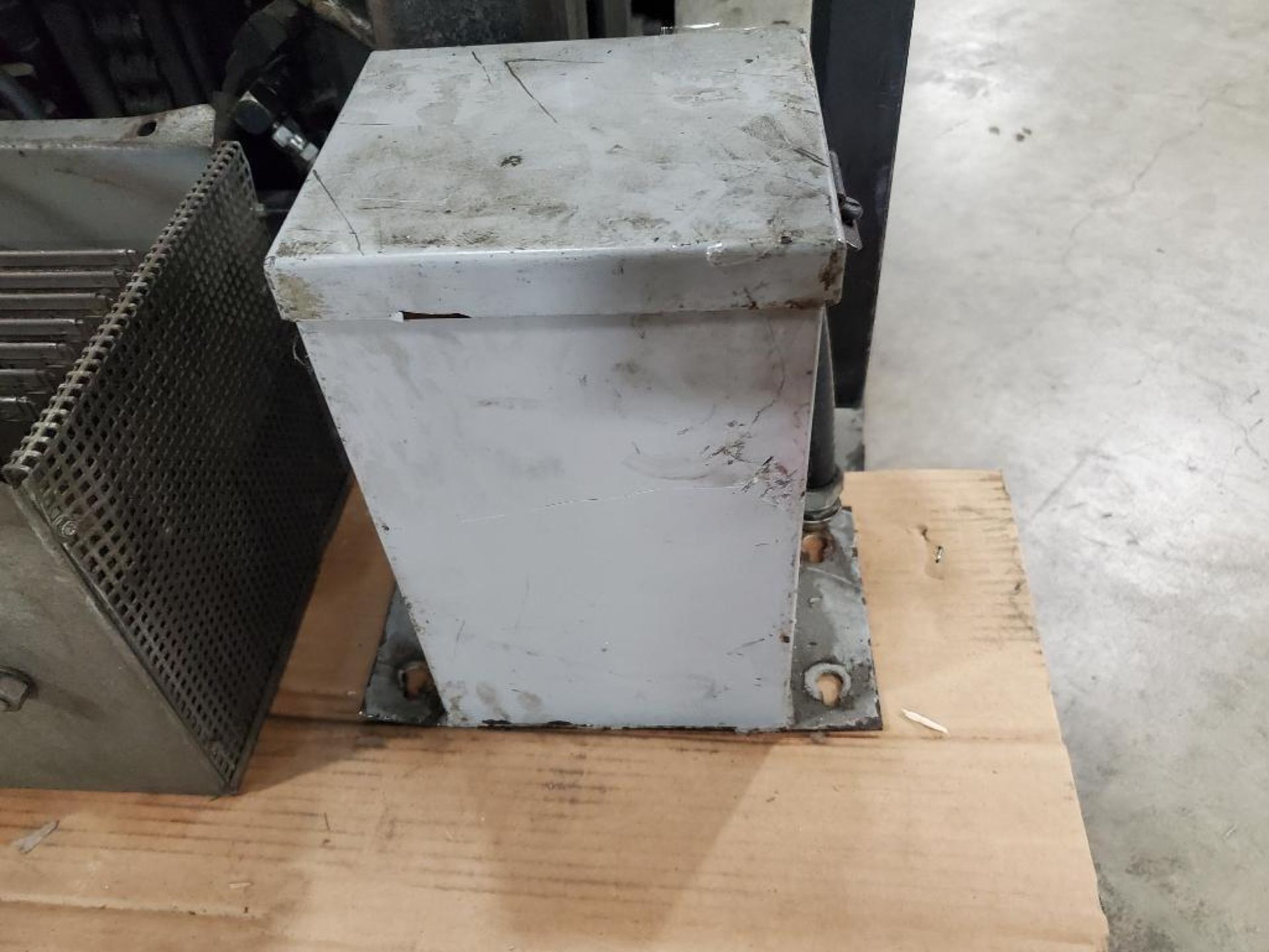 Pallet of assorted electrical parts units. Transformer, coil, control box. - Image 4 of 11