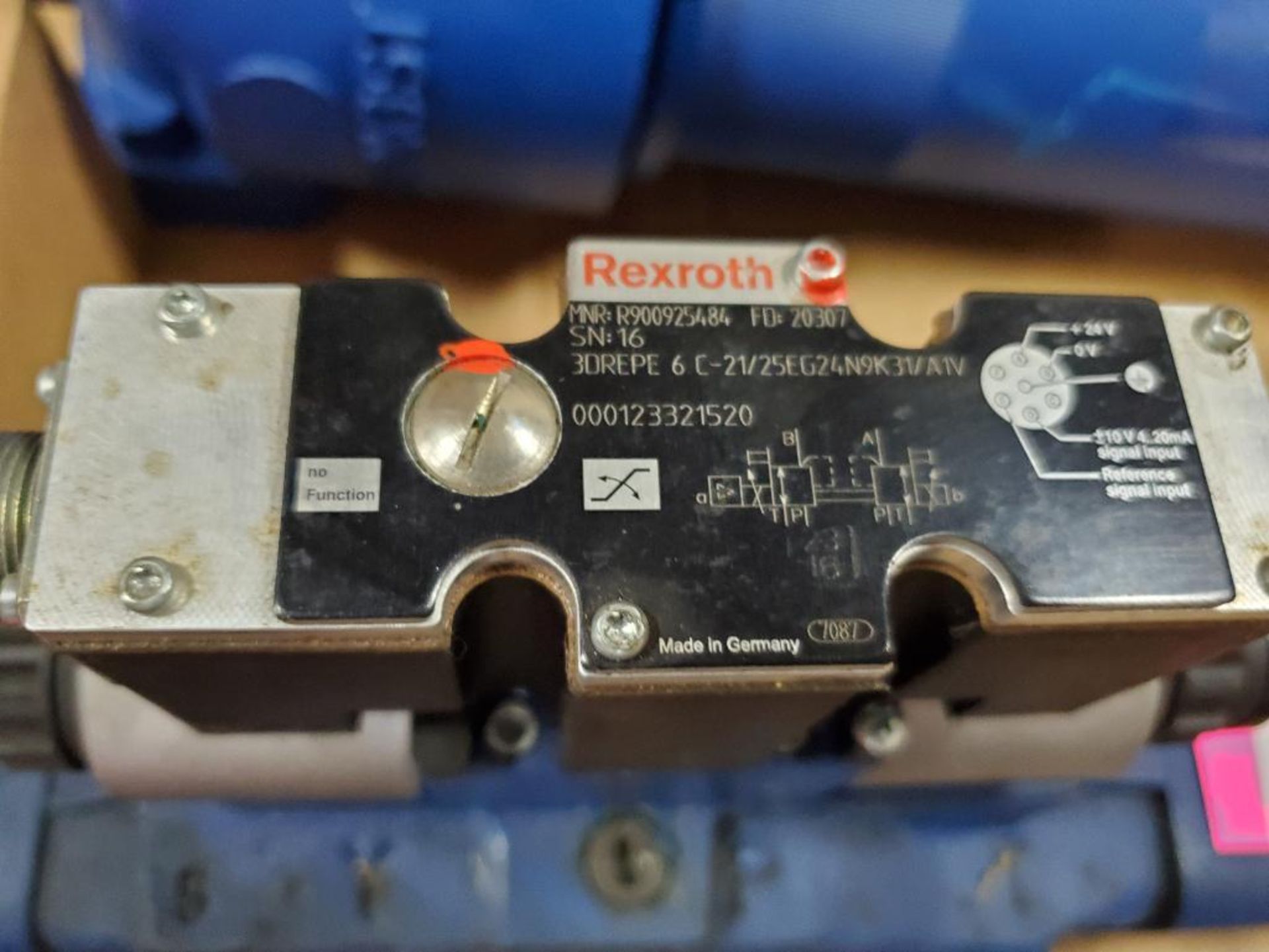 Rexroth R978021298 Hydraulic valve. 4WRZE32W8-520-70/6EG24N9K31/A1V. - Image 3 of 8