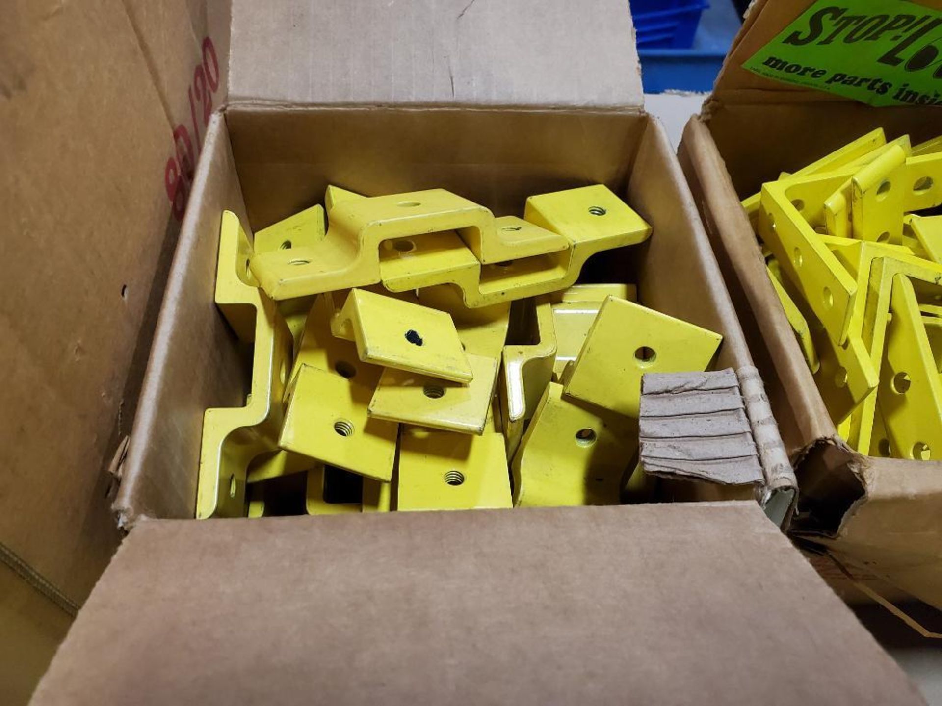 Pallet of assorted gold / yellow bracket hardware plates. Rexroth. New no boxes. - Image 10 of 13