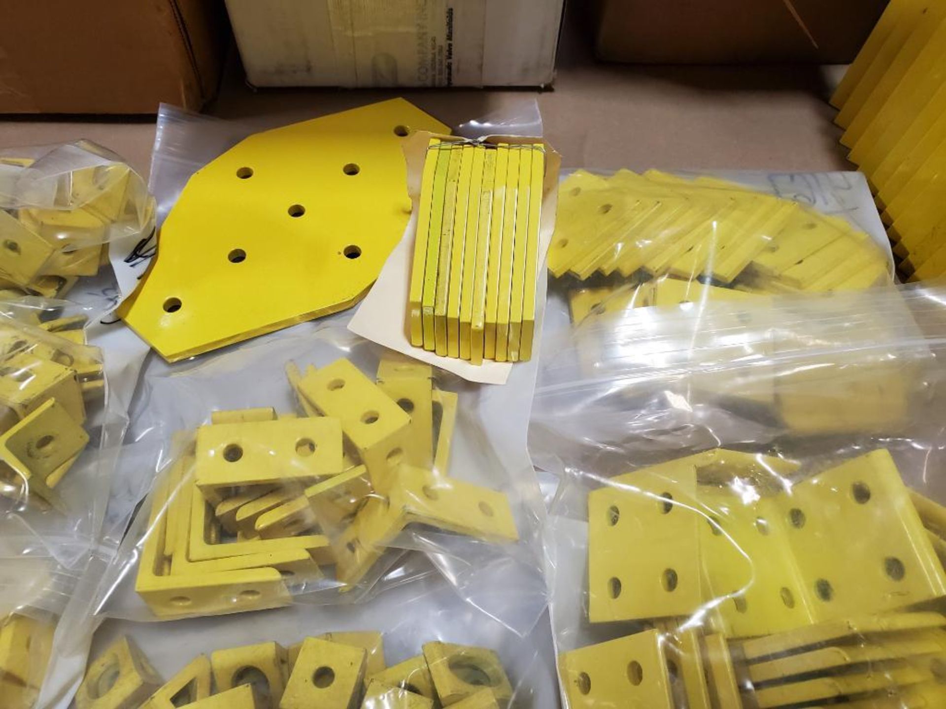 Pallet of assorted gold / yellow bracket hardware plates. Rexroth. New no boxes. - Image 7 of 13