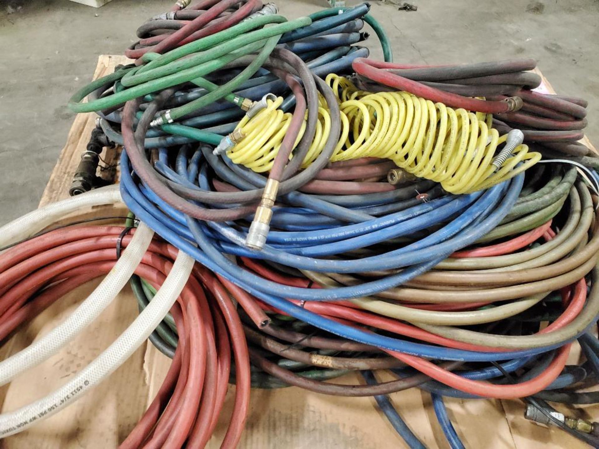 Pallet of assorted pneumatic and hydraulic hose. - Image 5 of 7