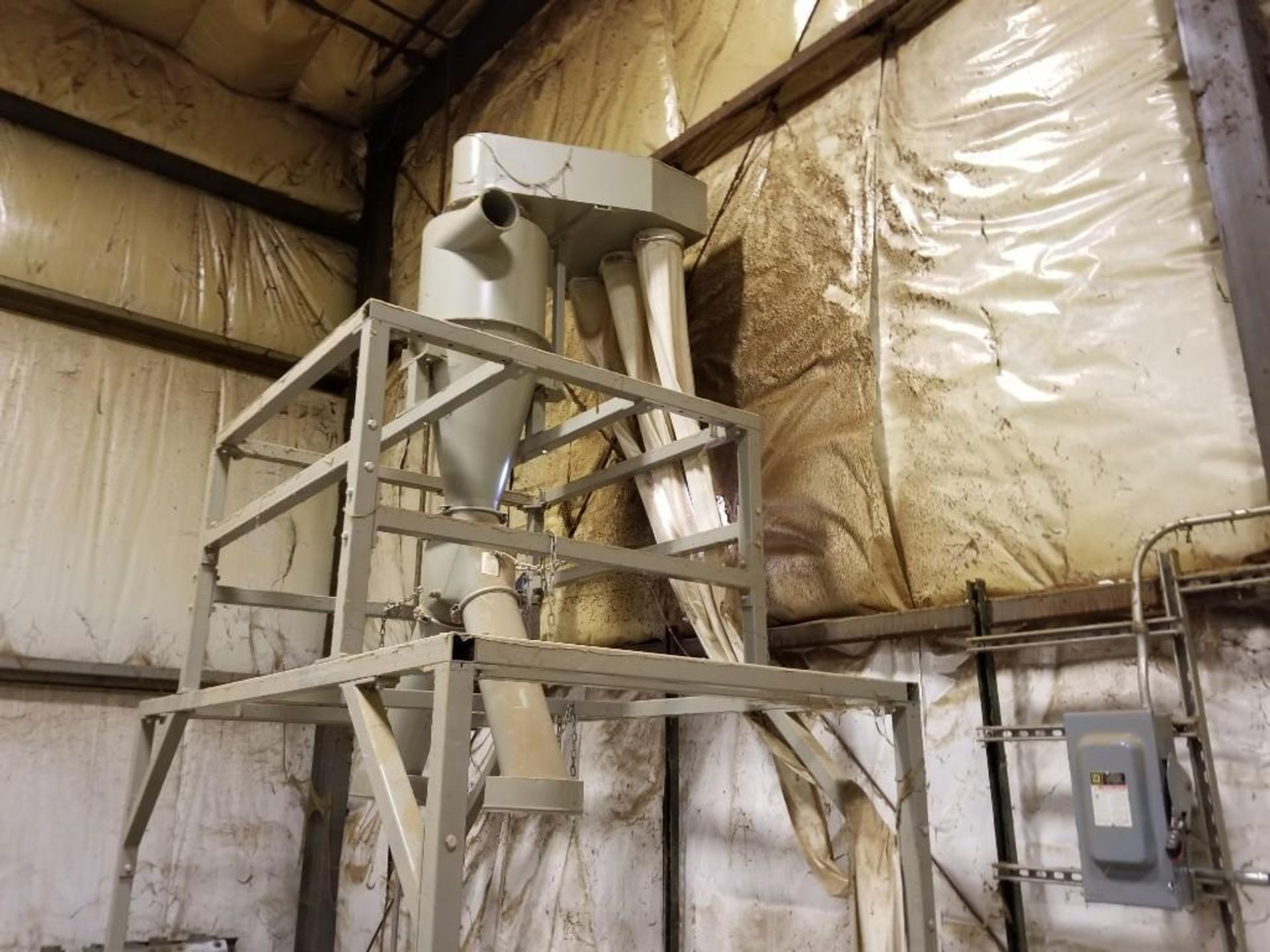 Dust collector. Only components pictured are included. - Image 10 of 12