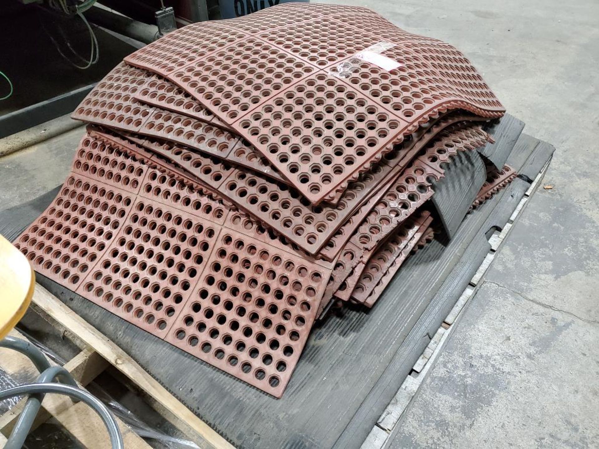 Pallet of assorted fatigue mats. - Image 3 of 3