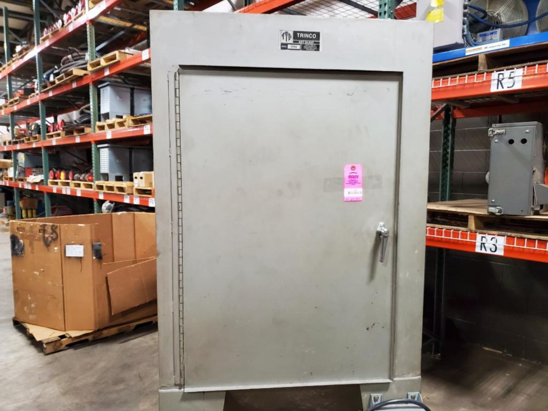 Trinco Dry Blast media blasting cabinet. Model 40X40SL/PC. Includes DP850 direct pressure cabinet. - Image 13 of 22